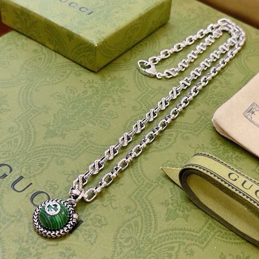 NO:664343,Batch, do not explode, do not post, Douyin is the first choice for Internet celebrities to bring goods. The latest chain of Gucci necklace is of higher quality. The same style as the Anger Forest series double-G sci-fi retro pattern necklace for celebrities. It makes the high-end clothes more elegant and more brand-like and personalized when going out. The details are distressed. The non-market glossy version. This one has been out. The best-selling model in Gucci. Very easy to match, fine jewelry, gucci, necklace.19860909批  不爆不发 抖音带货网红首选 古驰项链最新款链条档次更高明星同款Anger Forest系列双g科幻复古图案项链 让高档的衣服搭配更有气质 出去更有牌面和个性 细节对版做旧处理 非市面亮面版型 这款一直在出 古驰里面热卖款 非常好搭配,饰品精品,gucci,necklace,Jewelry
