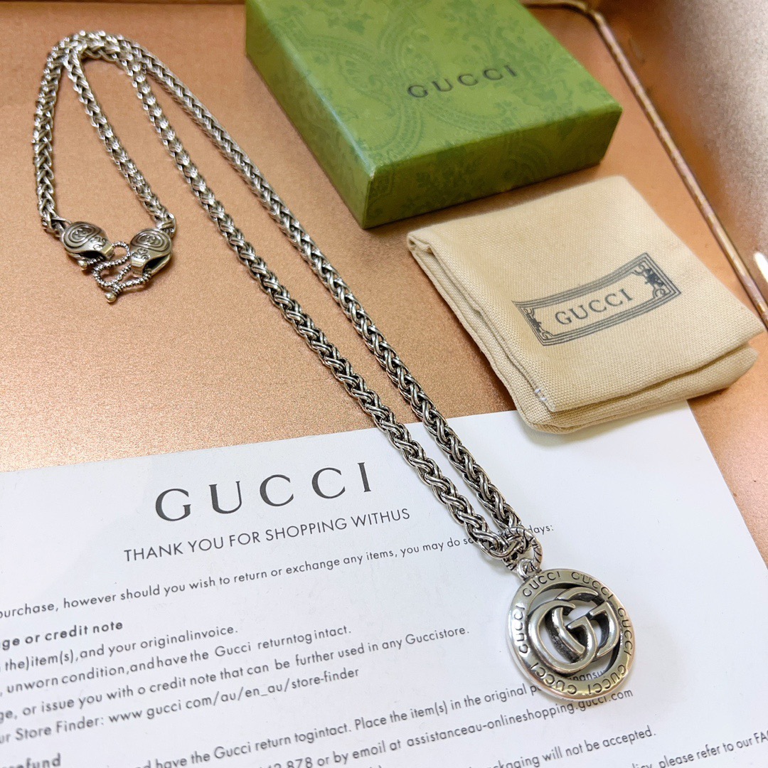 NO:664361,Batch, so handsome. Gucci necklace. The latest chain has a higher grade. The same classic model for celebrities. Anger Forest series double G Gucci necklace. The details are distressed. The glossy version is not available in the market. This one has been on the market. It is a best-selling model in Gucci. It is very good to match with trendy clothes, high-quality jewelry, gucci, and necklaces.19860909批 太帅啦 古驰项链 最新款链条档次更高明星同款经典款Anger Forest系列双G古驰项链 细节对版做旧处理 非市面亮面版型 这款一直在出 古驰里面热卖款 非常好搭配潮流衣服,饰品精品,gucci,necklace,Jewelry