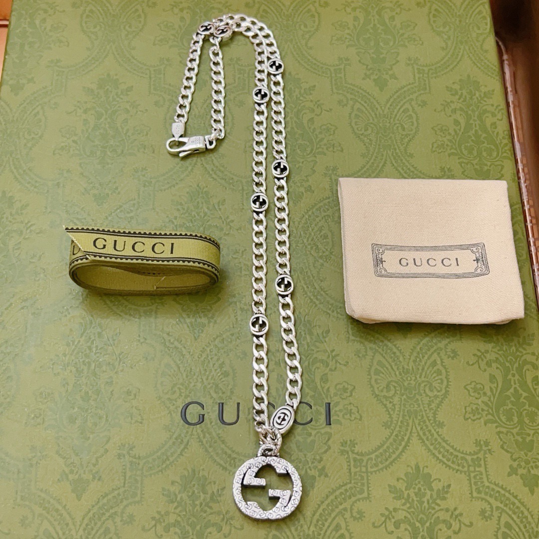 NO:664428,First batch of Gucci necklaces. The latest chain has a higher grade. The same style as the Anger Forest series double G Gucci necklace for celebrities. The chain length is 60 cm and the length can be changed. The details are distressed. The shiny version is not available in the market. This model has been on the market. It is a best-selling model in Gucci. It is very suitable for fashionable clothes, fine jewelry, gucci, and necklace.19860909批古驰项链 最新款链条档次更高明星同款Anger Forest系列双G古驰项链 链长60厘米可改长度 细节对版做旧处理 非市面亮面版型 这款一直在出 古驰里面热卖款 非常好搭配潮流衣服,饰品精品,gucci,necklace,Jewelry