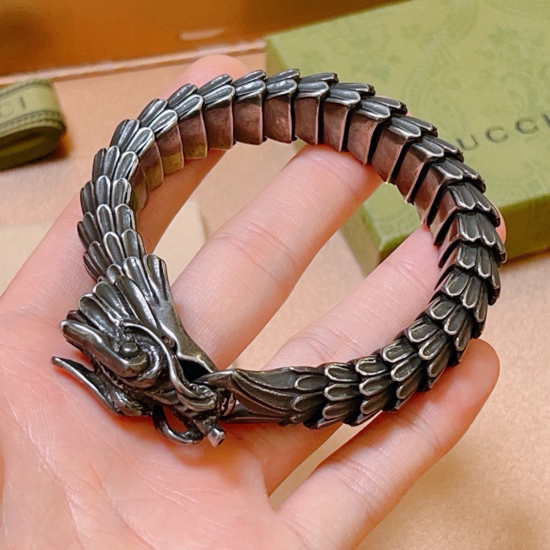 。 最新出炉质感超好奢华古驰手链。手链中的天花板 复古做旧 豪华阵容设计理念🌼 Gucci古驰手链最新款