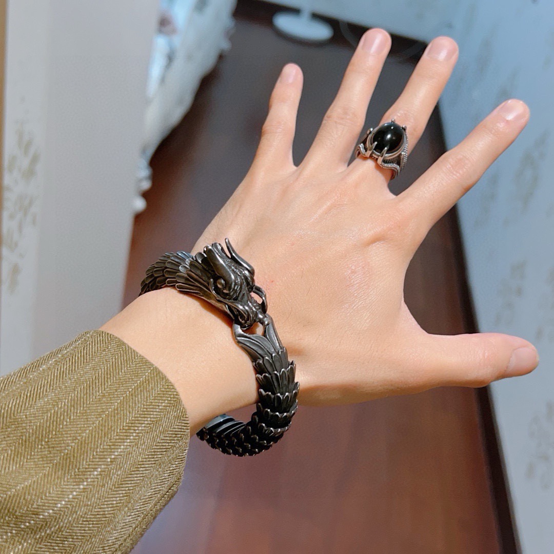 。 最新出炉质感超好奢华古驰手链。手链中的天花板 复古做旧 豪华阵容设计理念🌼 Gucci古驰手链最新款