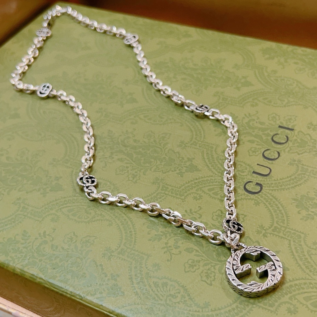 NO:664405,Batch, do not explode, do not post, Douyin is the first choice for Internet celebrities to bring goods. The latest chain of Gucci necklaces is of higher quality. The same style as the Anger Forest series, double G design concept, retro pattern Gucci necklace. It makes high-end clothes more elegant. It has more brand and personality when going out. The details are distressed and not available in the market. This model has been released. It is a best-selling model in Gucci. It is very easy to match, fine jewelry, gucci, necklace.19860909批  不爆不发 抖音带货网红首选 古驰项链最新款链条档次更高明星同款Anger Forest系列双g设计理念复古图案古驰项链 让高档的衣服搭配更有气质 出去更有牌面和个性 细节对版做旧处理 非市面亮面版型 这款一直在出 古驰里面热卖款 非常好搭配,饰品精品,gucci,necklace,Jewelry