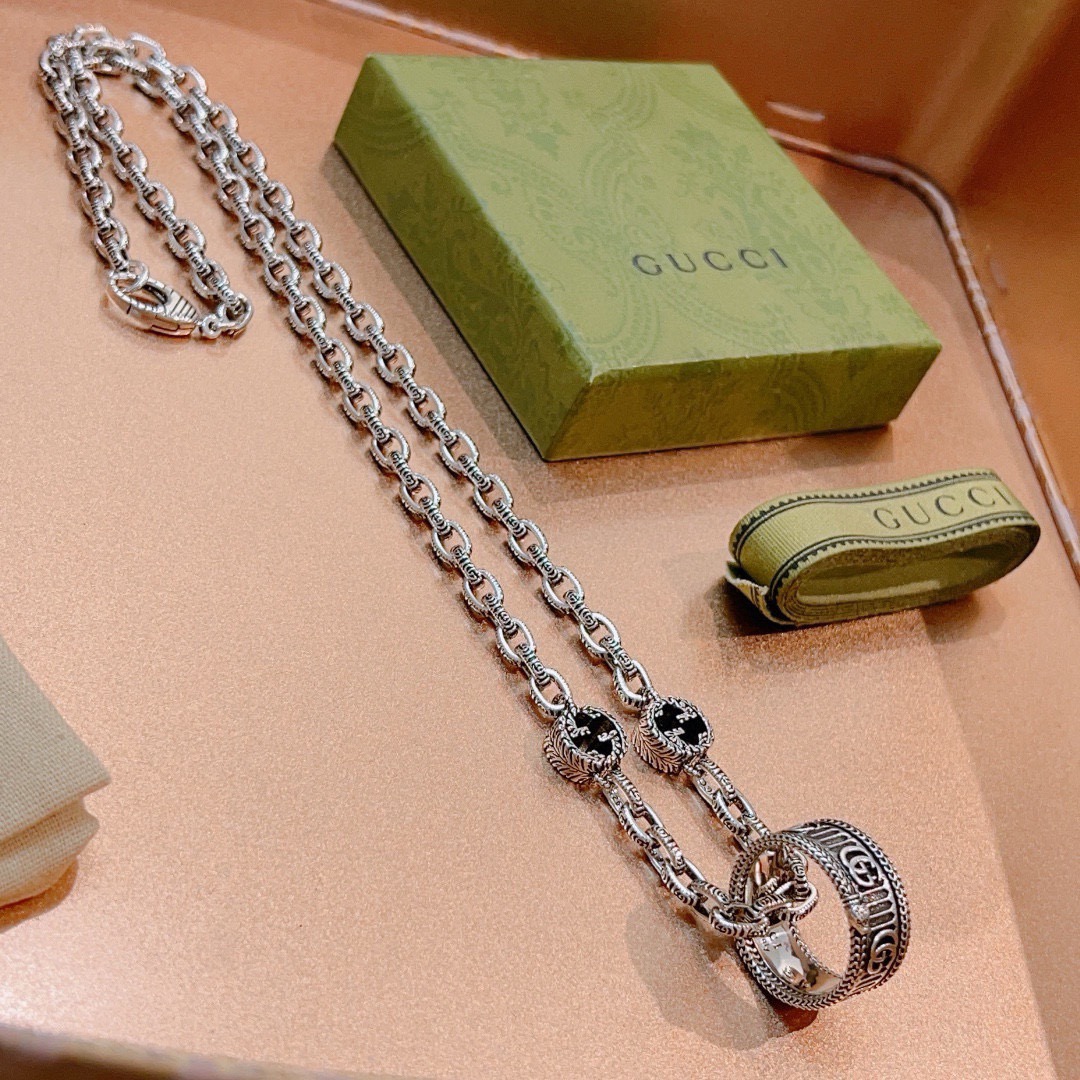 NO:664415,Batch, it’s so handsome. Gucci necklace 2026 latest chain has a higher grade. The same classic model for celebrities. Anger Forest series double G Gucci necklace. The chain length is 60 cm and the length can be changed. The details are distressed and the version is not available in the market. This type of shiny version has been out. It is a best-selling model in Gucci. It goes well with trendy clothes, high-quality jewelry, gucci, and necklaces.19860909批 太帅啦 古驰项链2026最新款链条档次更高明星同款经典款Anger Forest系列双G古驰项链 链长60厘米可改长度 细节对版做旧处理 非市面亮面版型 这款一直在出 古驰里面热卖款 非常好搭配潮流衣服,饰品精品,gucci,necklace,Jewelry