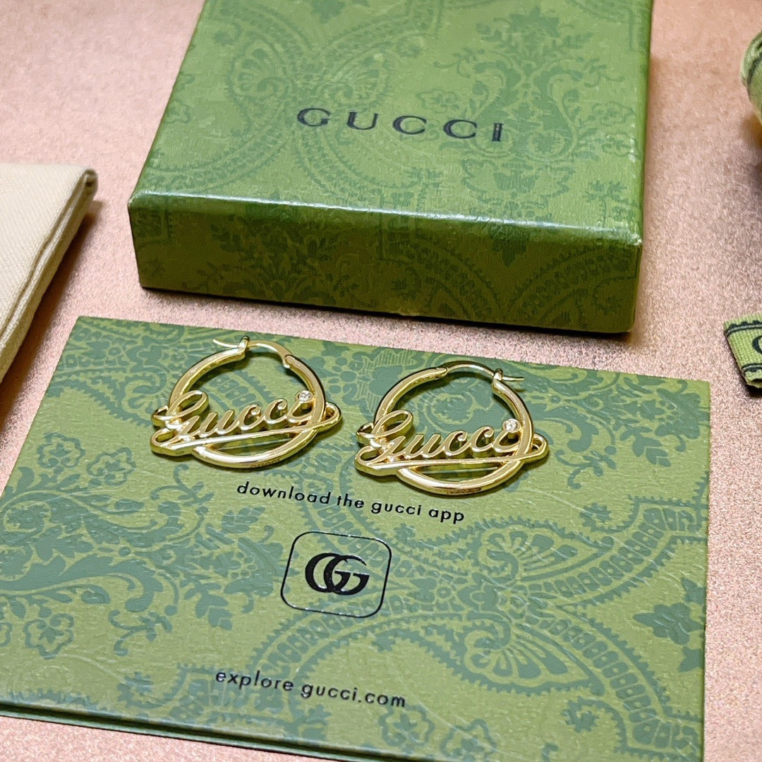 NO:664433,The first batch of new products will not be released until they are first released. The first choice of Internet celebrities who carry goods on Douyin. The latest Gucci earrings are of higher quality and are the same model for celebrities. Anger Forest series double g design concept. Retro classic series Gucci earrings. It makes high-end clothes more elegant. It has more brand and personality when going out. The details are distressed. Non-market glossy version. This one has been released. The best-selling model in Gucci. Very easy to match, high-quality jewelry, gucci.19860909批  新品首发不爆不发 抖音带货网红首选 古驰耳钉最新款档次更高明星同款Anger Forest系列双g设计理念复古经典系列古驰耳钉 让高档的衣服搭配更有气质 出去更有牌面和个性 细节对版做旧处理 非市面亮面版型 这款一直在出 古驰里面热卖款 非常好搭配,饰品精品,gucci,Jewelry