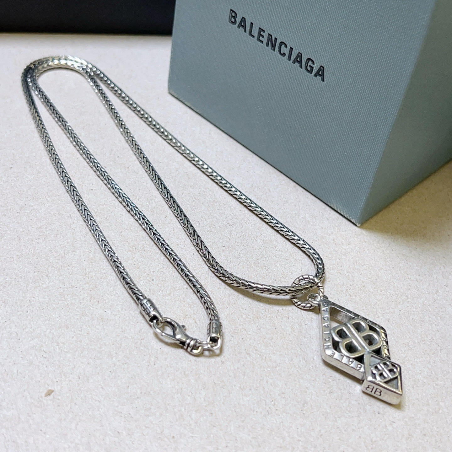NO:664424,Batch original single goods new products Balenciaga necklace Balenciaga new necklace counter consistent fine details workmanship every detail process in place fine design craftsmanship hot models shipped unique design retro style Balenciaga necklace, jewelry boutique, balenciaga, balenciaga, necklace19860909批 原单货新品 巴黎世家项链 Balenciaga 新款项链专柜一致 细节做工精细 每个细节流程到位 设计工艺精细 火爆款出货 设计独特 复古风格 巴黎世家项链,饰品精品,balenciaga,balenciaga,necklace,Jewelry