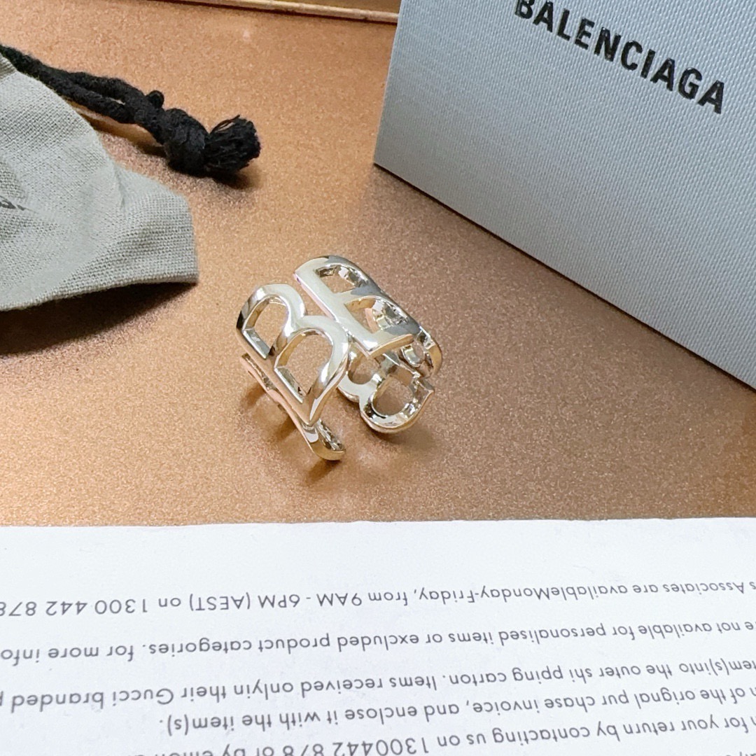 NO:665189,Batch. Original new product Balenciaga ring Balenciaga ring counter consistent Balenciaga ring hot model shipped unique design avant-garde super shiny V gold, jewelry boutique, balenciaga, balenciaga, ring19860909批. 原单货新品 巴黎世家戒指 Balenciaga戒指专柜一致巴黎世家戒指火爆款出货 设计独特 前卫 超级闪亮的V金,饰品精品,balenciaga,balenciaga,ring,Jewelry