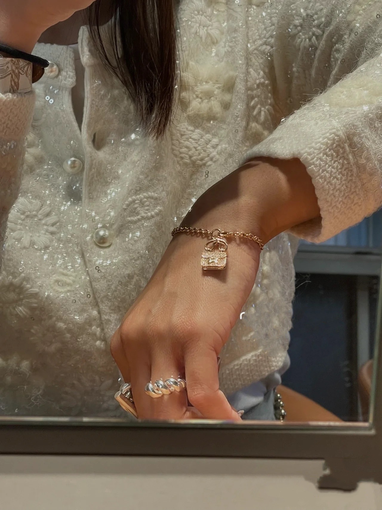 NO:665275,Batch. Hermès bracelet inlaid with AAA high carbon stones, it is a test of the master's craftsmanship. Make sure that each diamond is inlaid with [color][color]. High-end customization. Goddesses all love Hermès. Popular bracelets. Super fine and praised by all goddesses and stars. Same style. High-end material gold-plated, k-gold texture, finely inlaid with high-carbon diamonds. It's really nice to get started, fine jewelry, hermes, bracelet, gold plating.19860909批. 爱马仕手链 镶嵌AAA高碳石,太考验师傅的手艺了 要确保每颗钻都镶嵌好[色][色] 高端定制 女神 都爱爱马仕火爆 手链 超精赞各路女神 明星 同款 高端材质镀金,k金质感,精工镶嵌高碳钻.上手真的赞,饰品精品,hermes,bracelet,gold plating,Jewelry