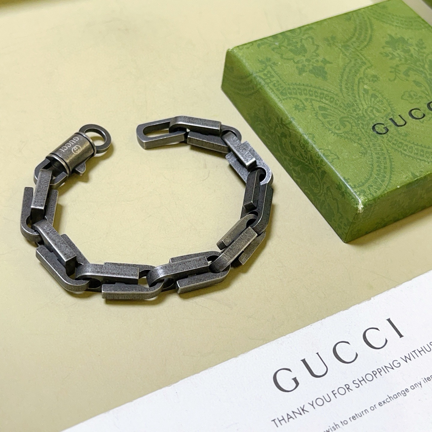 NO:665222,Batch. Gucci new recommended models 2026 latest release Gucci Gucci bracelet latest classic model, exquisite no matter the style, retro texture, it is the absolute top feel. You can understand it at a glance. Super nice, the most suitable choice for matching clothes, a must-have artifact for men and women. Simple and elegant, low-key and luxurious, fine jewelry, gucci, gucci, bracelet19860909批 . 古驰新款推荐款2026最新出炉 Gucci古驰手链最新款经典款 精致无论款式 复古质感 都是绝对的顶尖feel 只要看一眼就懂了 超 nice 搭配衣服最适合的选择,男女同款必备神器 简单又大气,低调显奢华,饰品精品,gucci,gucci,bracelet,Jewelry
