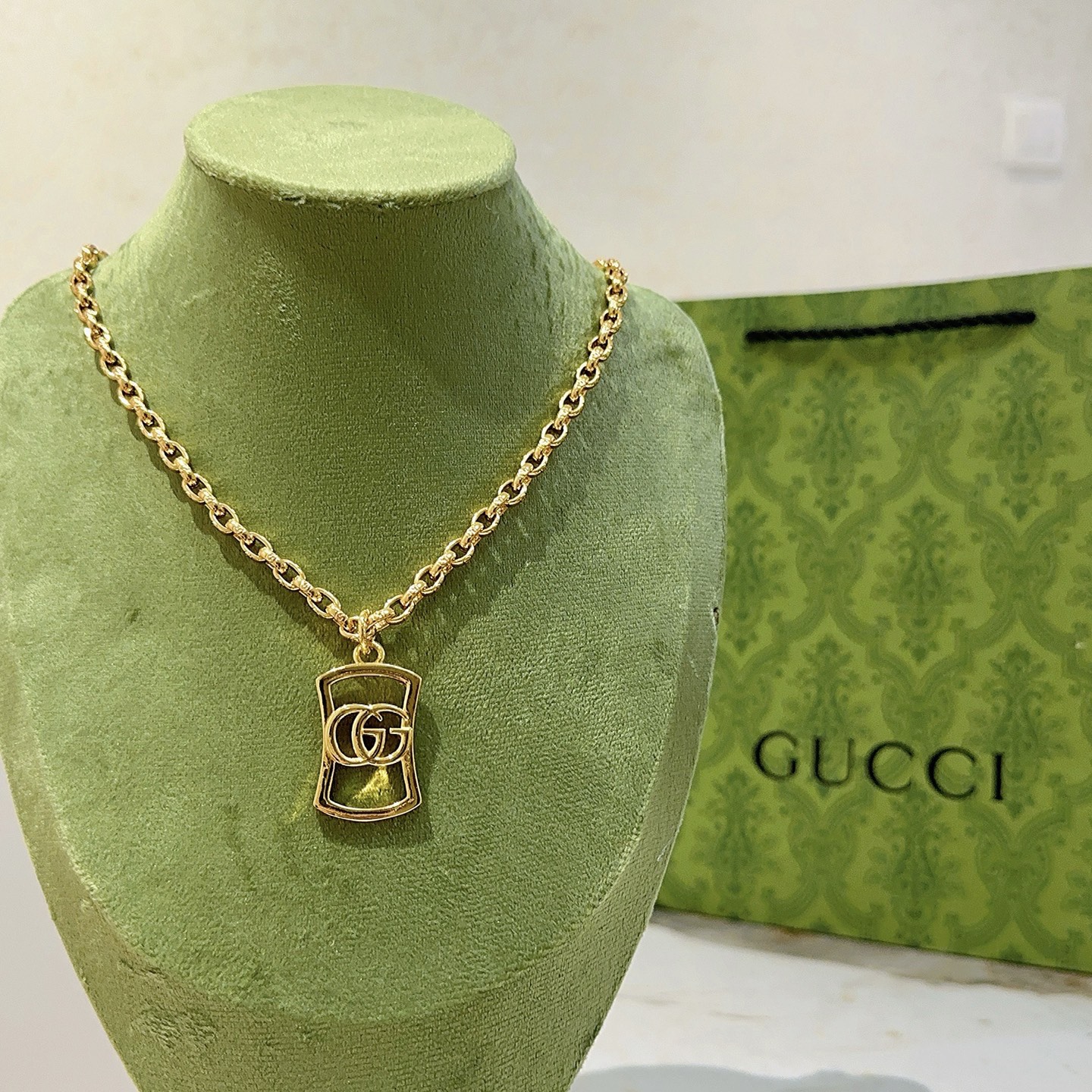 NO:665240,Batch. Douyin live broadcast. The latest Gucci necklace has a higher grade and is the same style as the star. It took more than a month to make it. It is exquisitely crafted and handmade to create the perfect latest style. The Anger Forest series double G Gucci necklace has distressed details. It is not a shiny version on the market. This model has been out. It is a best-selling model in Gucci. It is very good to match with trendy clothes, high-quality jewelry, Gucci, and necklace.19860909批.抖音直播带货 古驰项链最新款链条档次更高明星同款.花了一个多月做出来精工细致纯手工打造完美的最新款式 Anger Forest系列双G古驰项链 细节对版做旧处理 非市面亮面版型 这款一直在出 古驰里面热卖款 非常好搭配潮流衣服,饰品精品,gucci,necklace,Jewelry