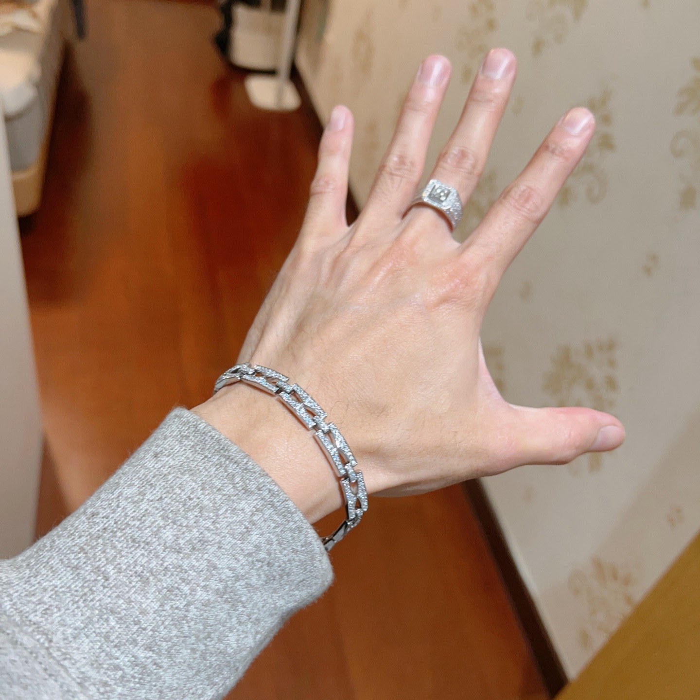 Bvlgari 宝格丽手链V金材质 BVLGARI宝格丽 DIVAS‘ DREAM 系列 品相完美
