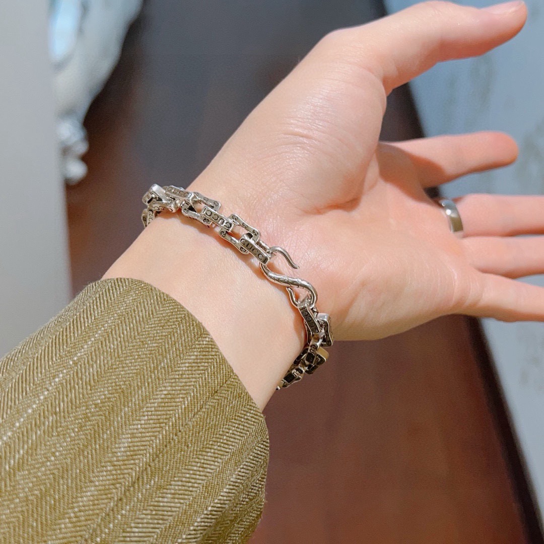 。 2026最新出炉🌼 Gucci古驰手链最新款的经典款 精致无论款式 质感 都是绝对的顶尖feel 只