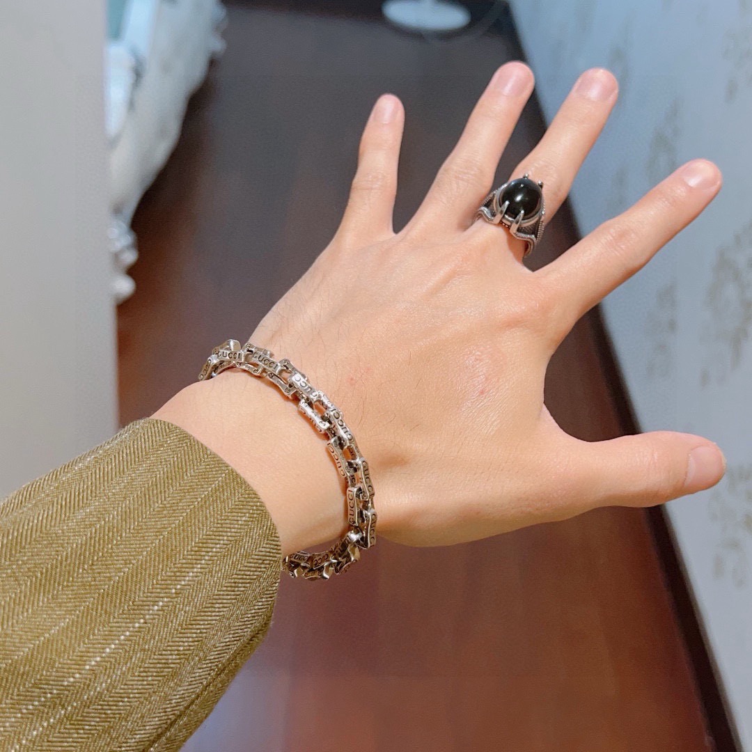 。 2026最新出炉🌼 Gucci古驰手链最新款的经典款 精致无论款式 质感 都是绝对的顶尖feel 只