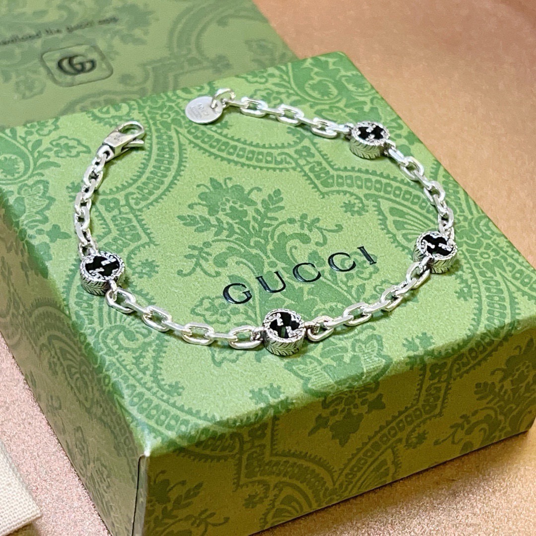NO:678295,Batch. The latest Gucci bracelet is the latest classic model. It is exquisite regardless of style and texture. It is absolutely top-notch. You can understand the original logo at a glance. It is super nice and the best choice for matching clothes. It is a must-have artifact for men and women. It is a boutique jewelry, gucci, gucci, bracelet.19860909批. 最新出炉 Gucci古驰手链最新款的经典款 精致无论款式 质感 都是绝对的顶尖feel 只要看一眼就懂了原版logo 超 nice 搭配衣服最佳的选择,男女同款必备神器,饰品精品,gucci,gucci,bracelet,Jewelry