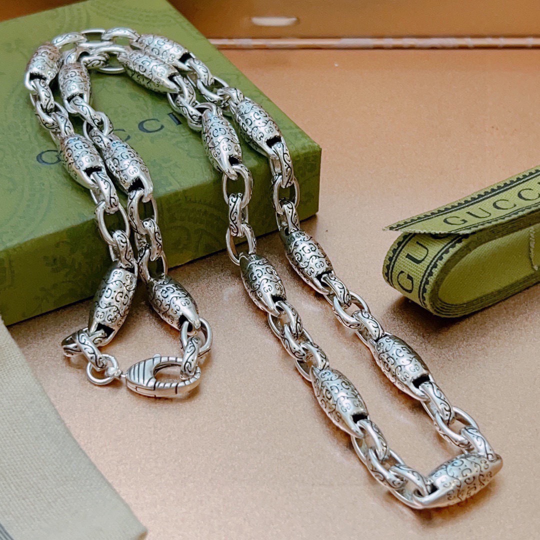 NO:678301,The latest (luxury model) Gucci necklace has a higher grade and is the same style as the star. It took more than a month to make it. It is meticulously crafted and handmade to create the perfect latest style Anger Forest series double G Gucci necklace. The chain length is 60 cm and the length can be changed. The details are distressed and not available in the market. This model has been released. It is a best-selling model in Gucci. It goes well with trendy clothes, fine jewelry, gucci, and necklace.19860909批(奢华款)古驰项链最新款链条档次更高明星同款.花了一个多月做出来精工细致纯手工打造完美的最新款式 Anger Forest系列双G古驰项链 链长60厘米可改长度 细节对版做旧处理 非市面亮面版型 这款一直在出 古驰里面热卖款 非常好搭配潮流衣服,饰品精品,gucci,necklace,Jewelry