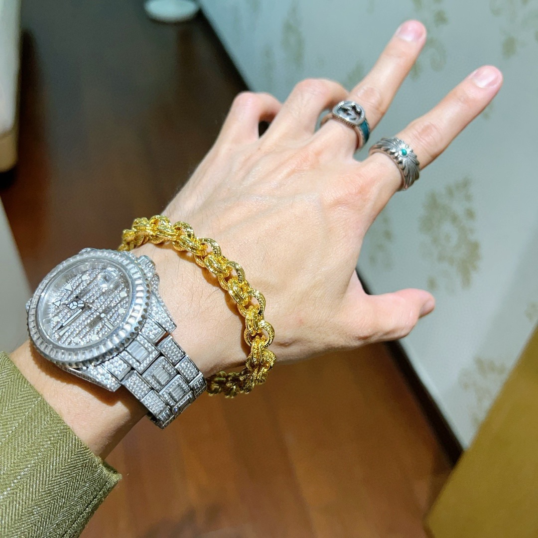 。 最新出炉🌼 Gucci古驰手链最新款的经典款 精致无论款式 质感 都是绝对的顶尖feel 只要看一眼