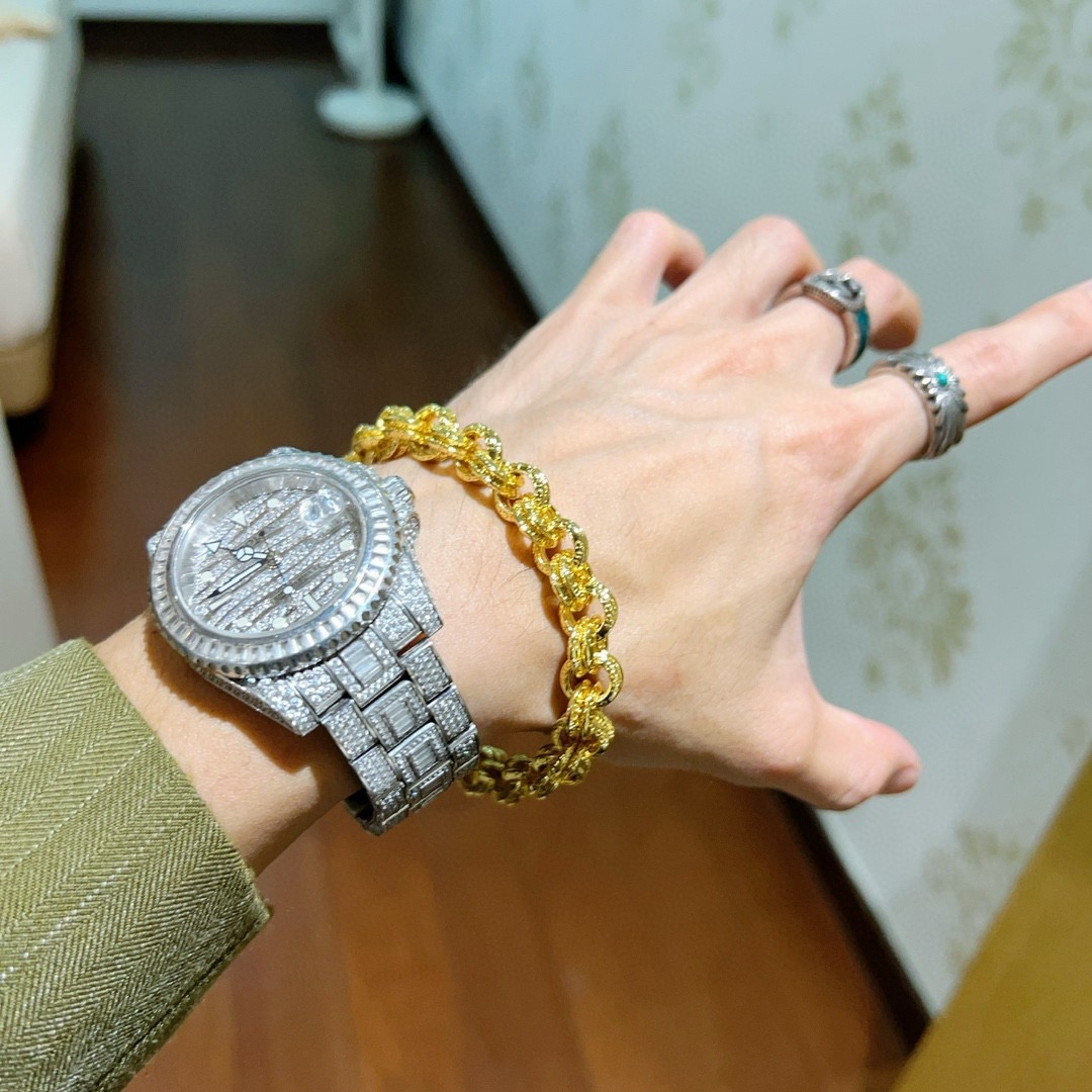 。 最新出炉🌼 Gucci古驰手链最新款的经典款 精致无论款式 质感 都是绝对的顶尖feel 只要看一眼