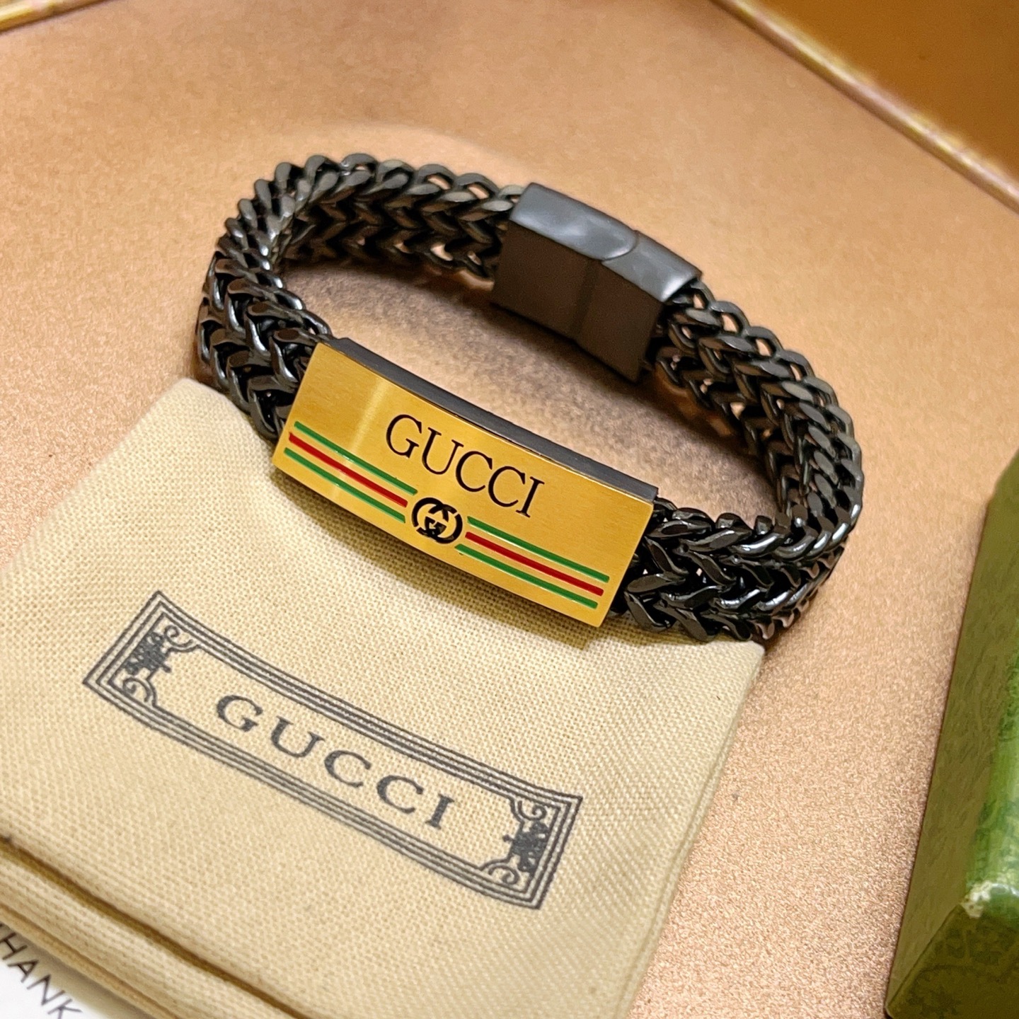 NO:678329,Batch. The latest Gucci bracelet is the latest classic model. It is exquisite regardless of style and texture. It is absolutely top-notch. You can understand the original logo at a glance. It is super nice and the best choice for matching clothes. It is a must-have artifact for men and women. It is a boutique jewelry, gucci, gucci, bracelet.19860909批. 最新出炉 Gucci古驰手链最新款的经典款 精致无论款式 质感 都是绝对的顶尖feel 只要看一眼就懂了原版logo 超 nice 搭配衣服最佳的选择,男女同款必备神器,饰品精品,gucci,gucci,bracelet,Jewelry