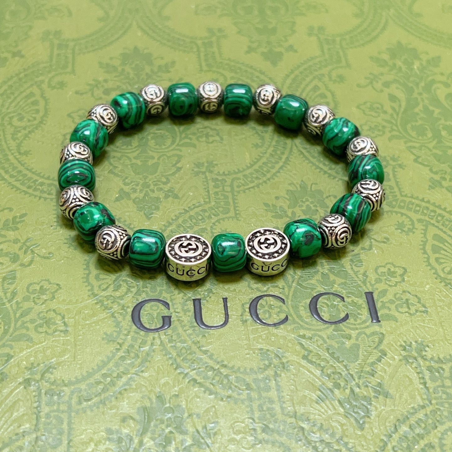 NO:678339,Batch new product release Gucci bracelets for men and women. The latest malachite bracelets are of higher quality. Stars have the same Anger Forest series double-g crystal bracelets. Size: 16-24 cm. Details are matched to the gold treatment. Non-market glossy version. Non-market ordinary products. This model has been released. The best-selling model in Gucci. Very good to match clothes, jewelry boutiques, gucci, bracelet, gold.19860909批 新品发布古驰手链男女同款 最新款孔雀石手链档次更高明星同款Anger Forest系列双g水晶手链 尺寸:16-24厘米 细节对版黄金处理 非市面亮面版型 非市面普通做这款一直在出 古驰里面热卖款 非常好搭配衣服,饰品精品,gucci,bracelet,gold,Jewelry