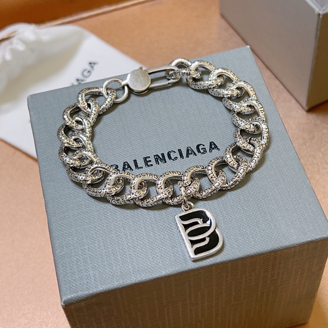 NO:678345,Batch. Original new product Balenciaga Balenciaga Bracelet Counter Same Balenciaga Bracelet Men's hot model shipped Unique design avant-garde A must-have for men and women!  Size 18.20.22cm, fine jewelry, balenciaga, balenciaga, bracelet19860909批. 原单货新品 巴黎世家 Balenciaga手链专柜一致巴黎世家手链 男士火爆款出货 设计独特 前卫 男女必备！码数18.20.22cm,饰品精品,balenciaga,balenciaga,bracelet,Jewelry