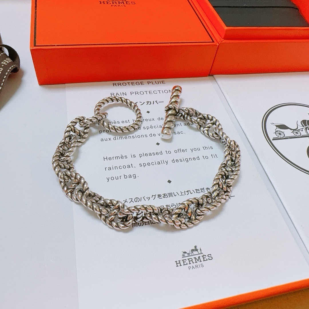 Hermès 爱马仕手链 太考验师傅的手艺了
