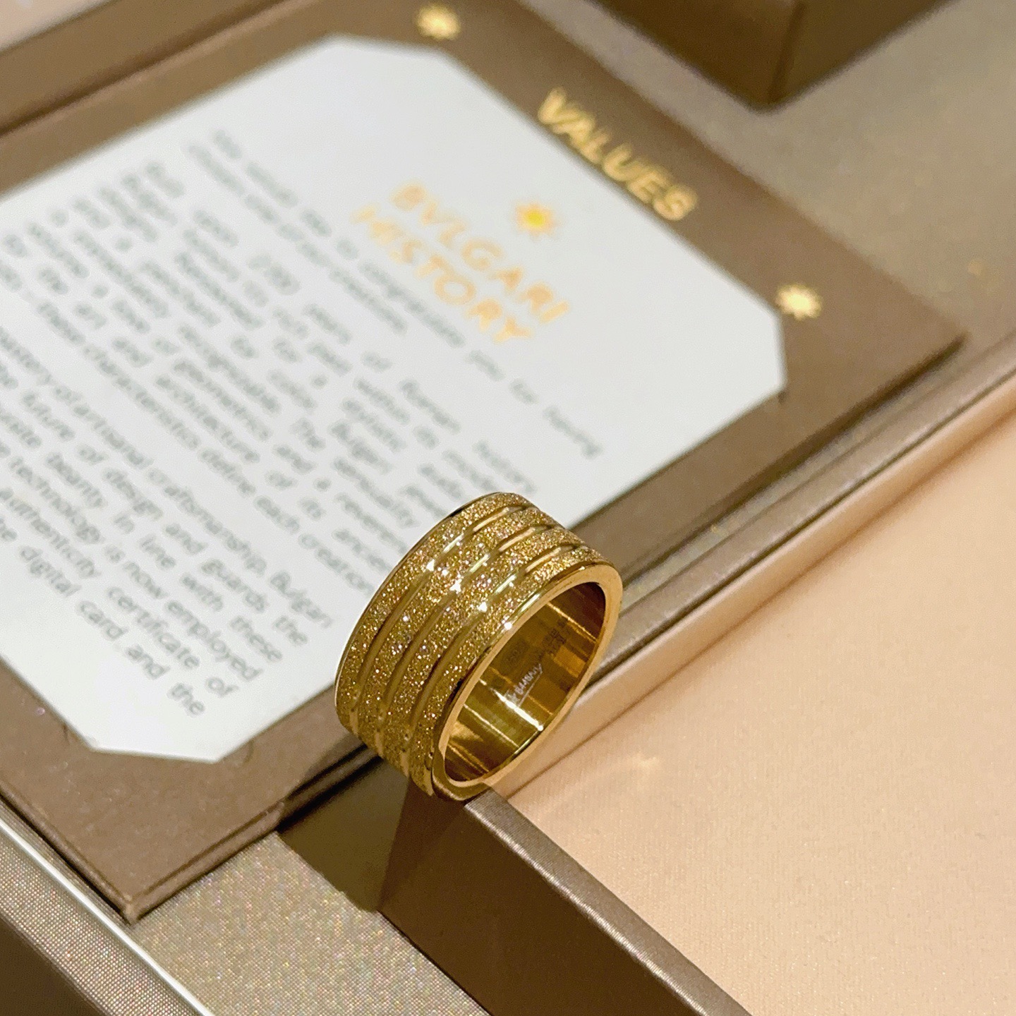 NO:678334,Batch. Bvlgari necklace V gold material. BVLGARI DIVAS’ DREAM series. Perfect appearance, unparalleled details. The unique color is completely impeccable. It is also decorated with a classic ring shape design. It is simple yet elegant and eye-catching. The gold combination is more elegant and elegant. Same style for men and women. Bvlgari ring code number: 6789 10 11 heavy texture, exquisite jewelry, bottega  veneta,bvlgari,bvlgari,necklace,ring,gold19860909批.宝格丽项链V金材质.BVLGARI宝格丽 DIVAS‘ DREAM 系列 品相完美,细节无敌,那种独特的色泽完全无可挑剔,再缀以经典指环外形设计,简约之余却又优雅夺目,黄金的组合更显气色,上身雅致动人.男女同款 宝格丽戒指 码数:6789 10 11 质感沉甸甸,饰品精品,bottega veneta,bvlgari,bvlgari,necklace,ring,gold,Jewelry