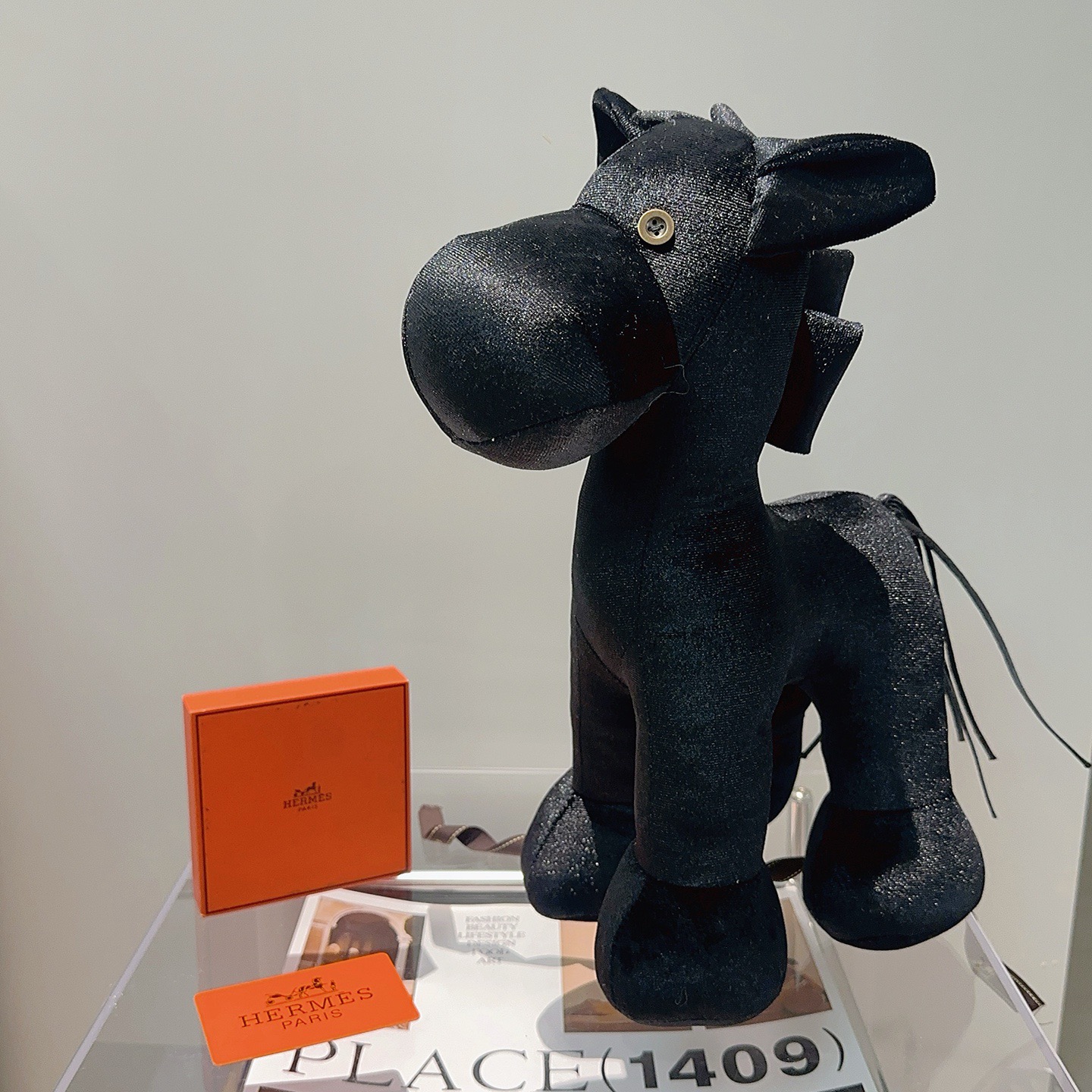 NO:678368,Batch. New hot products for the Year of the Horse are coming. Hermès official website debuts new dolls for exclusive high-quality sale. New products exported to France are released. A classic horse doll from Hermès. Purely hand-made. The texture and fullness are all in place. Not much in stock, so hands are slow. Super cute. Looking forward to my horse. Put it in the car and put it at home. Full of high-end feeling. 35cm size, original Hermès label, boutique jewelry, hermes19860909批. 马年爆款来袭 爱马仕官网首发新品玩偶独家高品质发售 出口法国订单新品发布 ,爱马仕的一款经典马公仔 纯手工制作工艺 质感 饱满度全部到位 现货不多,手慢无 超级可爱的 期待我的马.放车里放家里高级感满满 35cm的尺寸,原单爱马仕标签,饰品精品,hermes,Jewelry