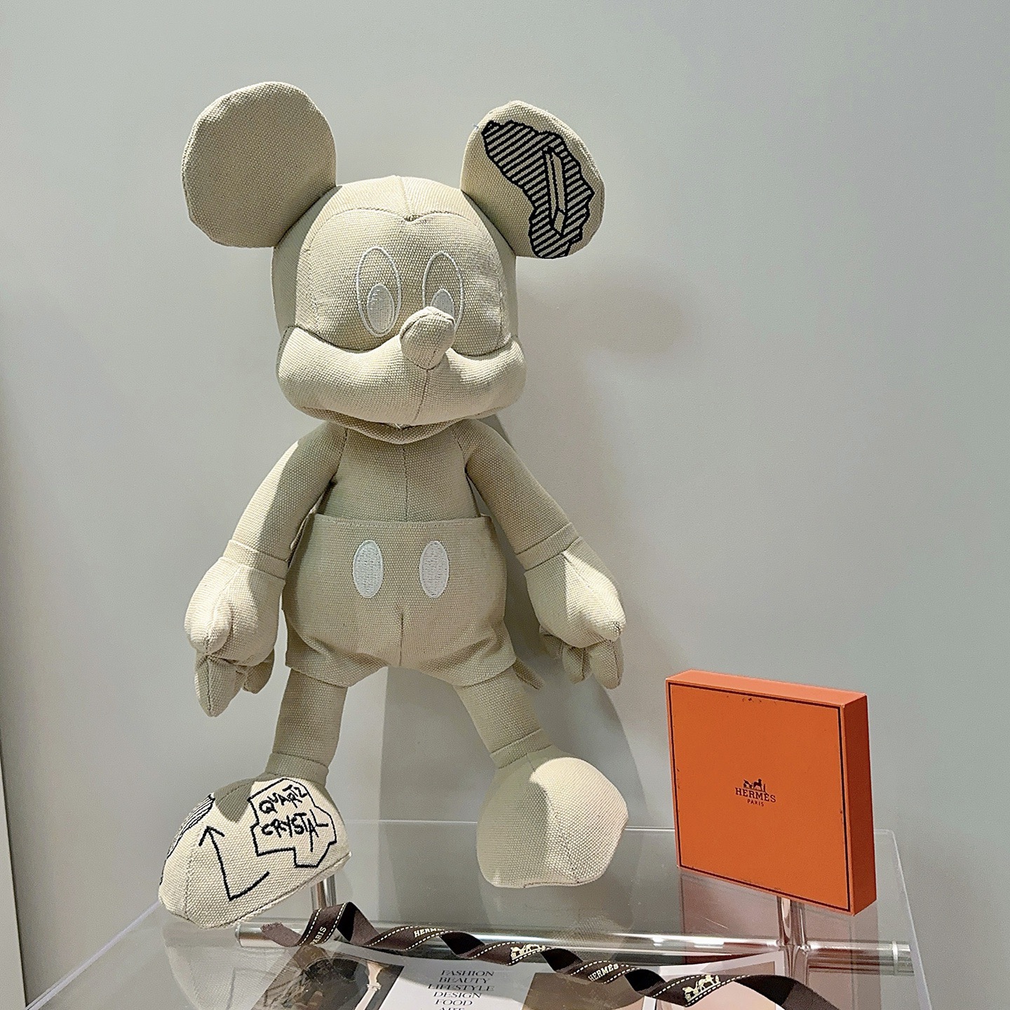 NO:678375,Batch. Hot model is coming. Hermès official website debuts new Mickey dolls for exclusive high-quality sale. New products for export to France are released. A Mickey doll from Hermès. Purely hand-made. The texture and fullness are all in place. Not many in stock, and the hands are slow. Super cute. Looking forward to my Mickey. Put it in the car and put it at home. Full of high-end feeling. 45cm size, original Hermès label, boutique jewelry, hermes19860909批. 爆款来袭 爱马仕官网首发新品米奇玩偶独家高品质发售 出口法国订单新品发布 ,爱马仕的一款米奇公仔 纯手工制作工艺 质感 饱满度全部到位 现货不多,手慢无 超级可爱的 期待我的米奇.放车里放家里高级感满满 45cm的尺寸,原单爱马仕标签,饰品精品,hermes,Jewelry