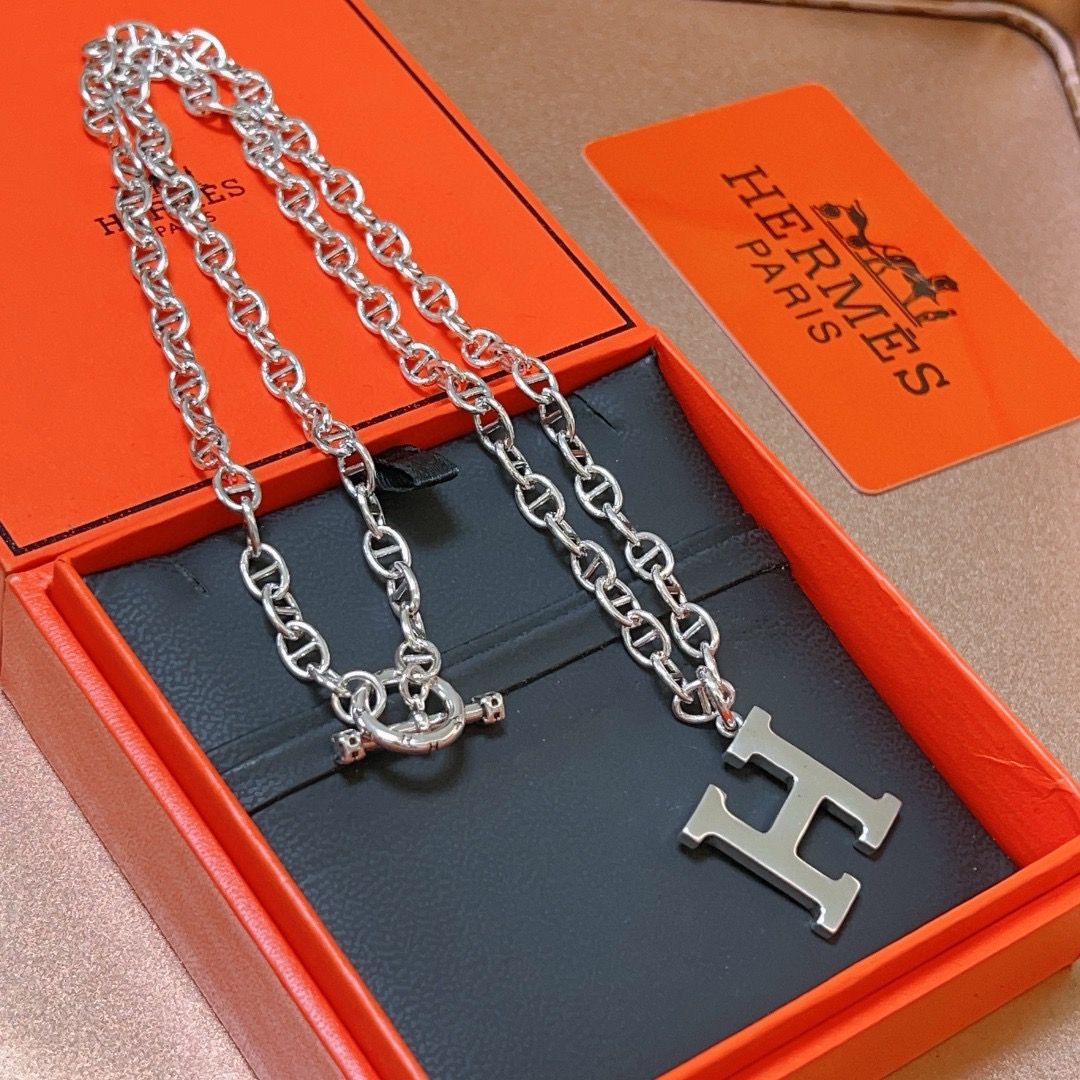 NO:678392,Batch HERMES Hermès Necklace H Disc Series Jewelry Imported and customized. High-end chain classic matching New products Simple fashion counter consistent Hot models shipped Unique design Avant-garde A must-have for men and women!  , jewelry boutique, hermes, hermes, necklace19860909批HERMES 爱马仕项链 H圆盘系列首饰 进口定制.高端链条经典搭配 新品 简单时尚专柜一致 火爆款出货 设计独特 前卫 男女必备款！,饰品精品,hermes,hermes,necklace,Jewelry