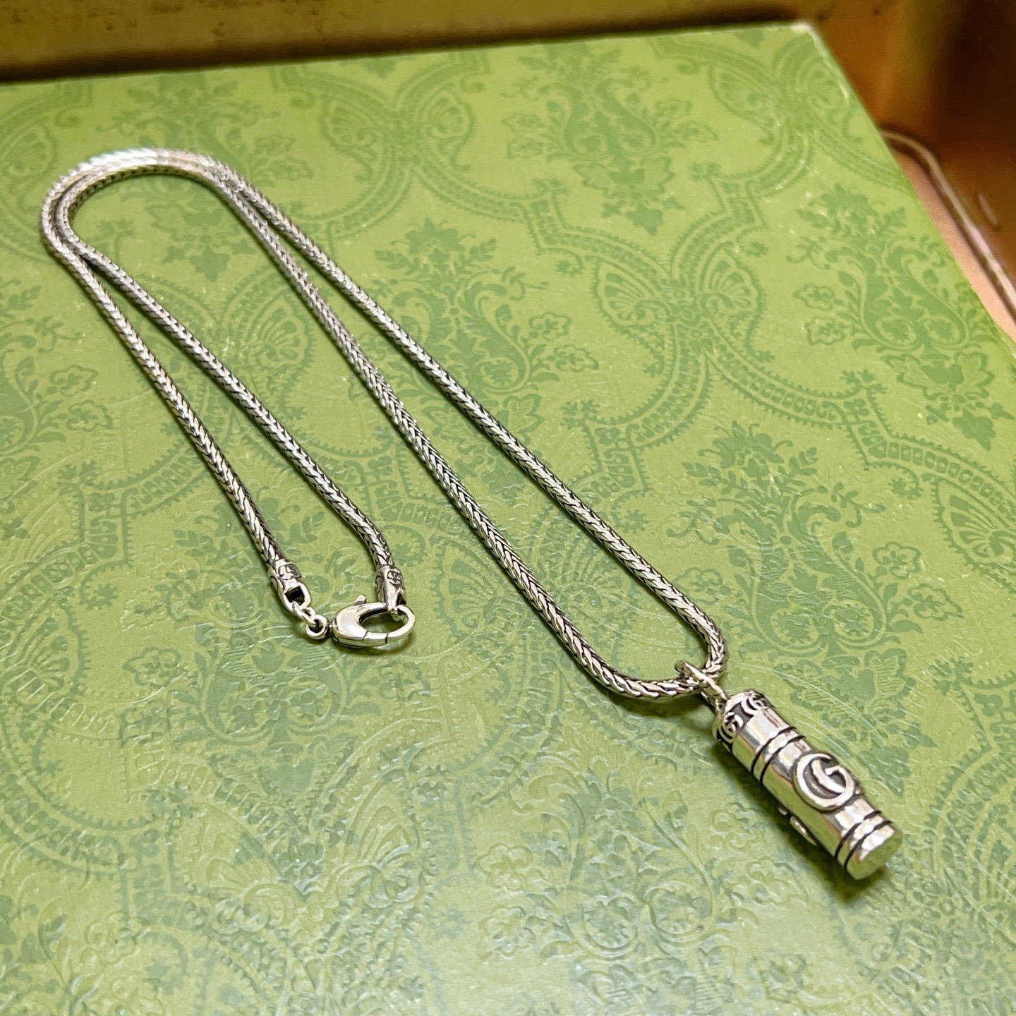 NO:678364,The latest Gucci necklace has a higher grade. The same style as the star Anger Forest series double G classic necklace series retro silver necklace. The chain length is 60 cm. The details are distressed. The shiny version is not available in the market. This one has been on the market. It is a best-selling model in Gucci. It is very suitable for trendy clothes, high-quality jewelry, gucci, and necklace.19860909批古驰项链最新款链条档次更高明星同款Anger Forest系列双G经典款项链系列复古银项链 链长60厘米 细节对版做旧处理 非市面亮面版型 这款一直在出 古驰里面热卖款 非常好搭配潮流衣服,饰品精品,gucci,necklace,Jewelry