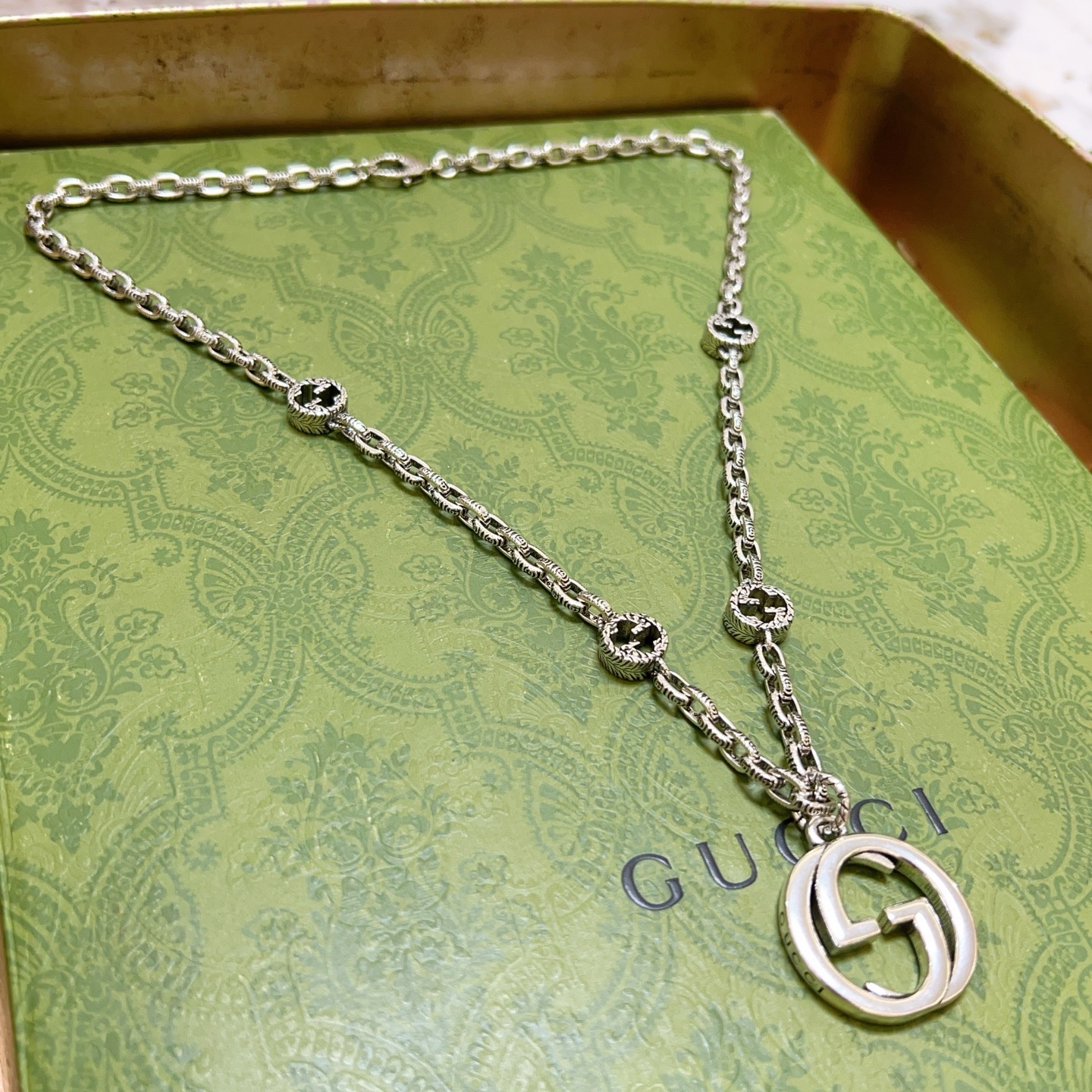 NO:678369,The latest Gucci necklace has a higher grade. The same model as the star Anger Forest series double G classic necklace series retro silver necklace. The length of the chain is 60 cm and the length can be changed. The details are distressed. The shiny version is not available in the market. This one has been on the market. It is a best-selling model in Gucci. It is very good to match with trendy clothes, fine jewelry, gucci, and necklace.19860909批古驰项链最新款链条档次更高明星同款Anger Forest系列双G经典款项链系列复古银项链 链长60厘米可改长度 细节对版做旧处理 非市面亮面版型 这款一直在出 古驰里面热卖款 非常好搭配潮流衣服,饰品精品,gucci,necklace,Jewelry