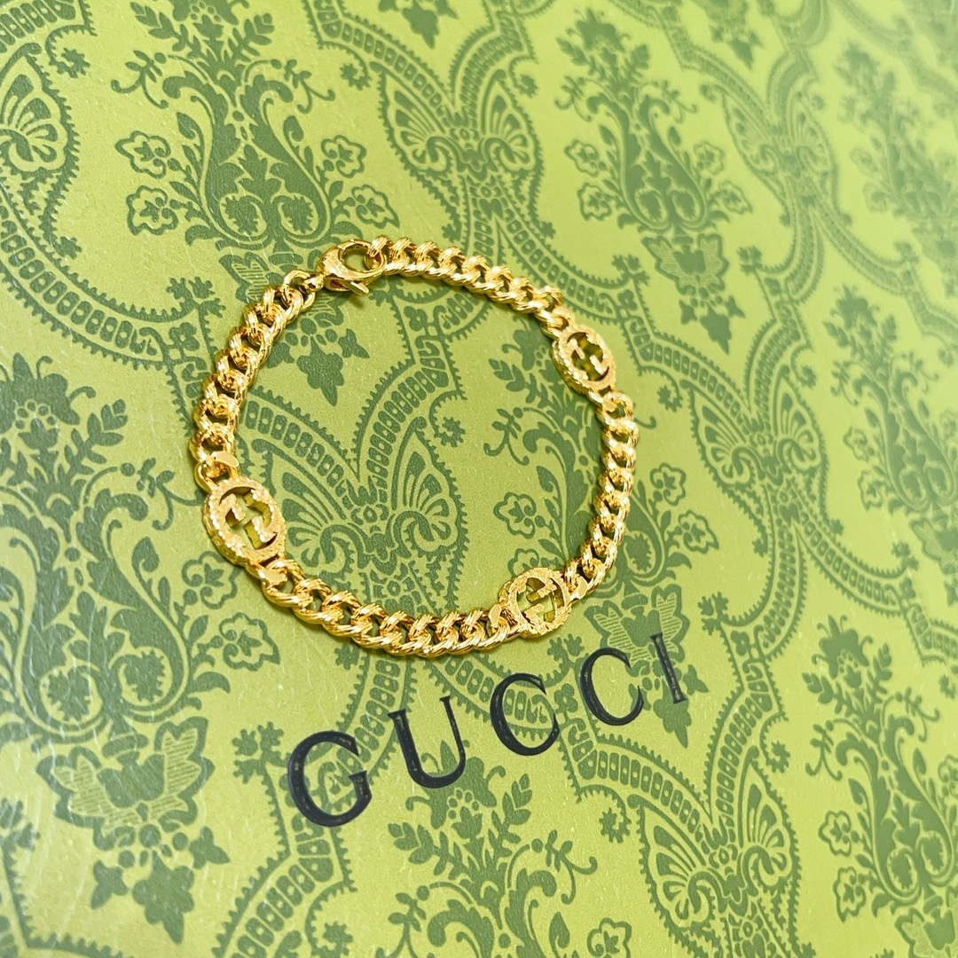NO:678409,Batch. The latest Gucci bracelet recommended by Gucci for 2026 is released. The latest classic model of Gucci Gucci bracelet is exquisite. No matter the style or texture, it is absolutely top-notch. You can understand the original logo at a glance. Super nice. The best choice for matching clothes. A must-have artifact for men and women. Simple and elegant, low-key and luxurious. Size 18.20. 22.24 cm, fine jewelry, gucci, gucci, bracelet19860909批. 古驰推荐款2026最新古驰手链出炉 Gucci古驰手链最新款的经典款 精致无论款式 质感 都是绝对的顶尖feel 只要看一眼就懂了原版logo 超 nice 搭配衣服最佳的选择,男女同款必备神器 简单又大气,低调显奢华 码数18.20. 22. 24厘米,饰品精品,gucci,gucci,bracelet,Jewelry