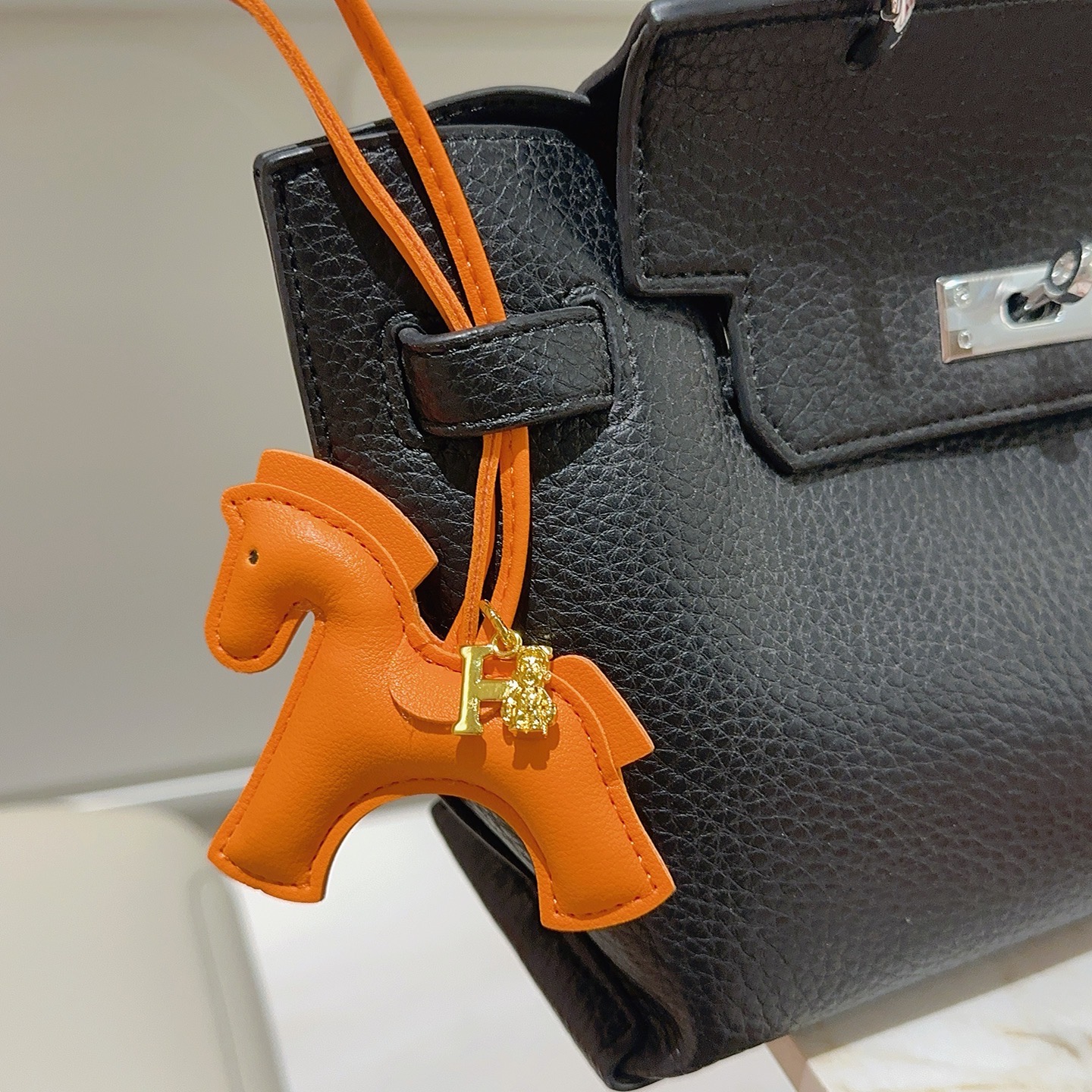 Hermes Rodeo Horse Bag Charm pingente Couro laranja com ferragens de metal dourado 8 cm