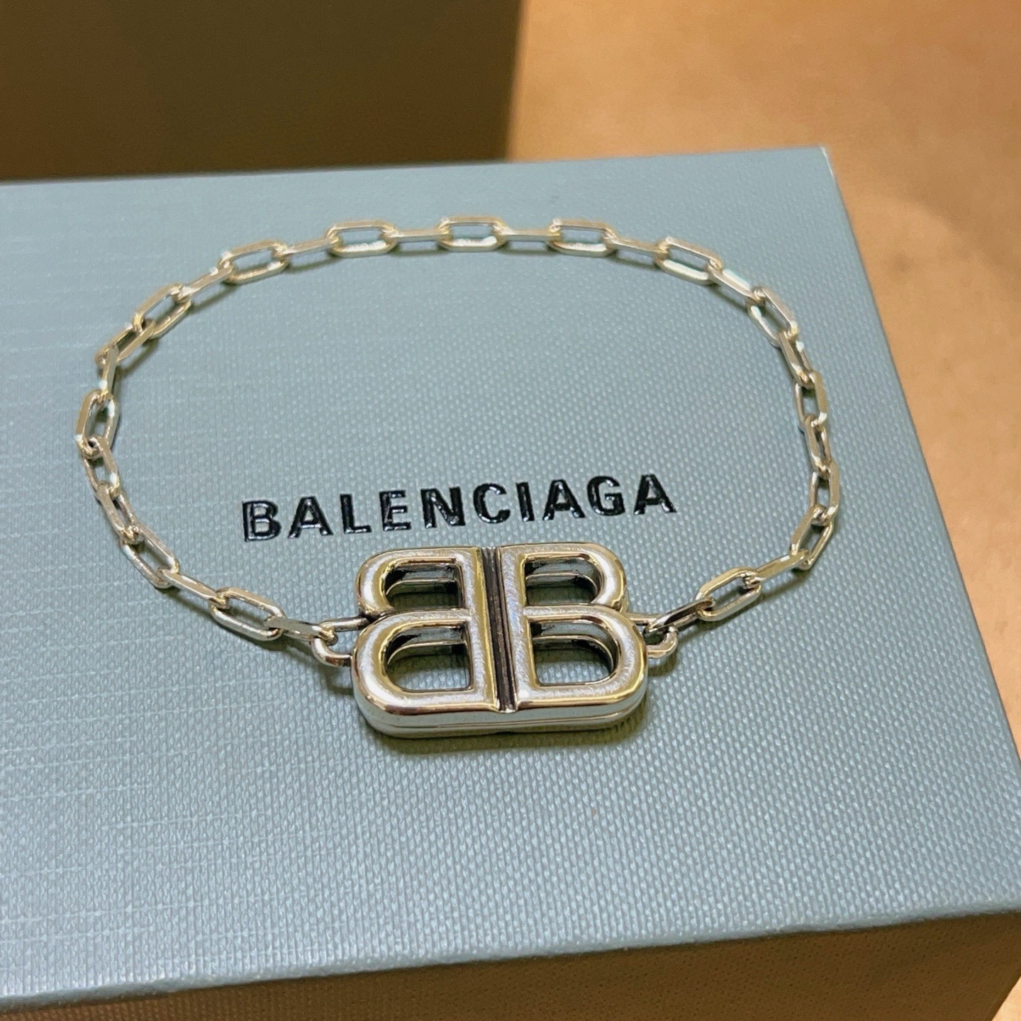 NO:678380,Batch. Original new product Balenciaga Balenciaga Bracelet Counter Same Balenciaga Bracelet Men's hot model shipped Unique design avant-garde A must-have for men and women!  Size 18.20.22.cm, fine jewelry, balenciaga, balenciaga, bracelet19860909批. 原单货新品 巴黎世家 Balenciaga手链专柜一致巴黎世家手链 男士火爆款出货 设计独特 前卫 男女必备！码数18.20.22.厘米,饰品精品,balenciaga,balenciaga,bracelet,Jewelry