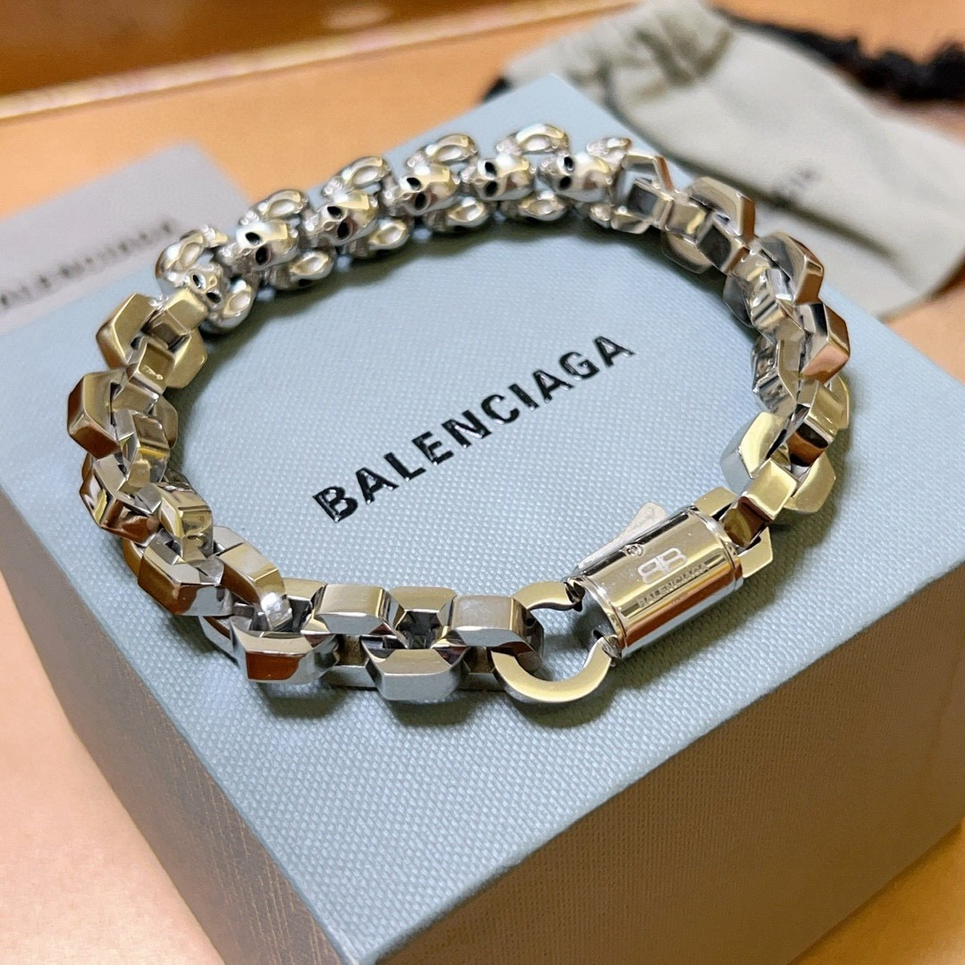 NO:678391,Batch. Can be worn without fading or oxidation. Original item, new product. Balenciaga bracelet. Balenciaga bracelet counter. Balenciaga bracelet. Popular model for men shipped. Unique design, avant-garde, a must-have for men!  , jewelry boutique, balenciaga, balenciaga, bracelet19860909批. 任带不退色不氧化 原单货新品 巴黎世家手链Balenciaga手链专柜一致巴黎世家手链 男士火爆款出货 设计独特 前卫 男士必备！,饰品精品,balenciaga,balenciaga,bracelet,Jewelry