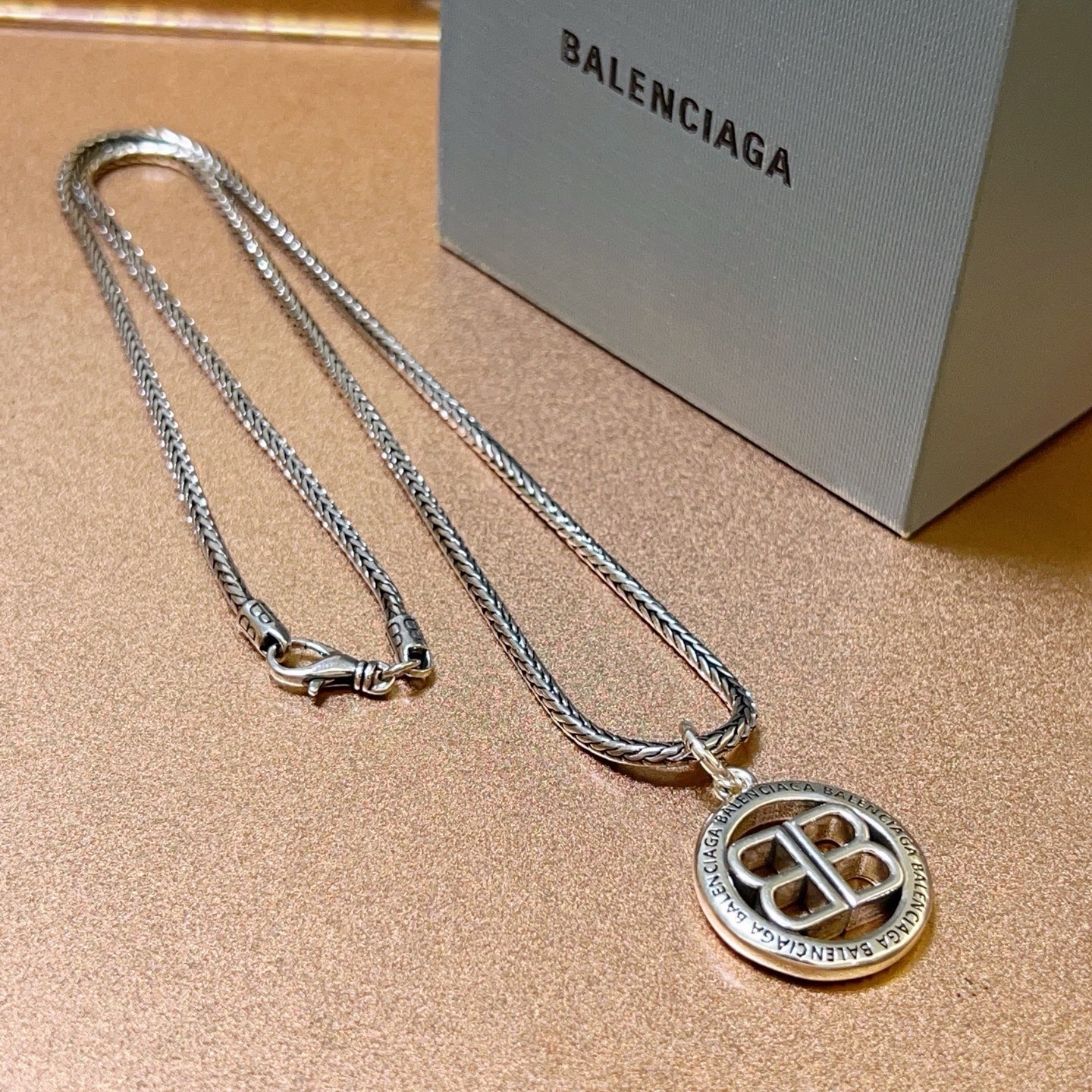 NO:678427,Batch original single goods new products Balenciaga necklace Balenciaga new necklace counter consistent fine details workmanship every detail process in place fine design craftsmanship hot models shipped unique design retro style Balenciaga necklace, jewelry boutique, balenciaga, balenciaga, necklace19860909批 原单货新品 巴黎世家项链 Balenciaga 新款项链专柜一致 细节做工精细 每个细节流程到位 设计工艺精细 火爆款出货 设计独特 复古风格 巴黎世家项链,饰品精品,balenciaga,balenciaga,necklace,Jewelry