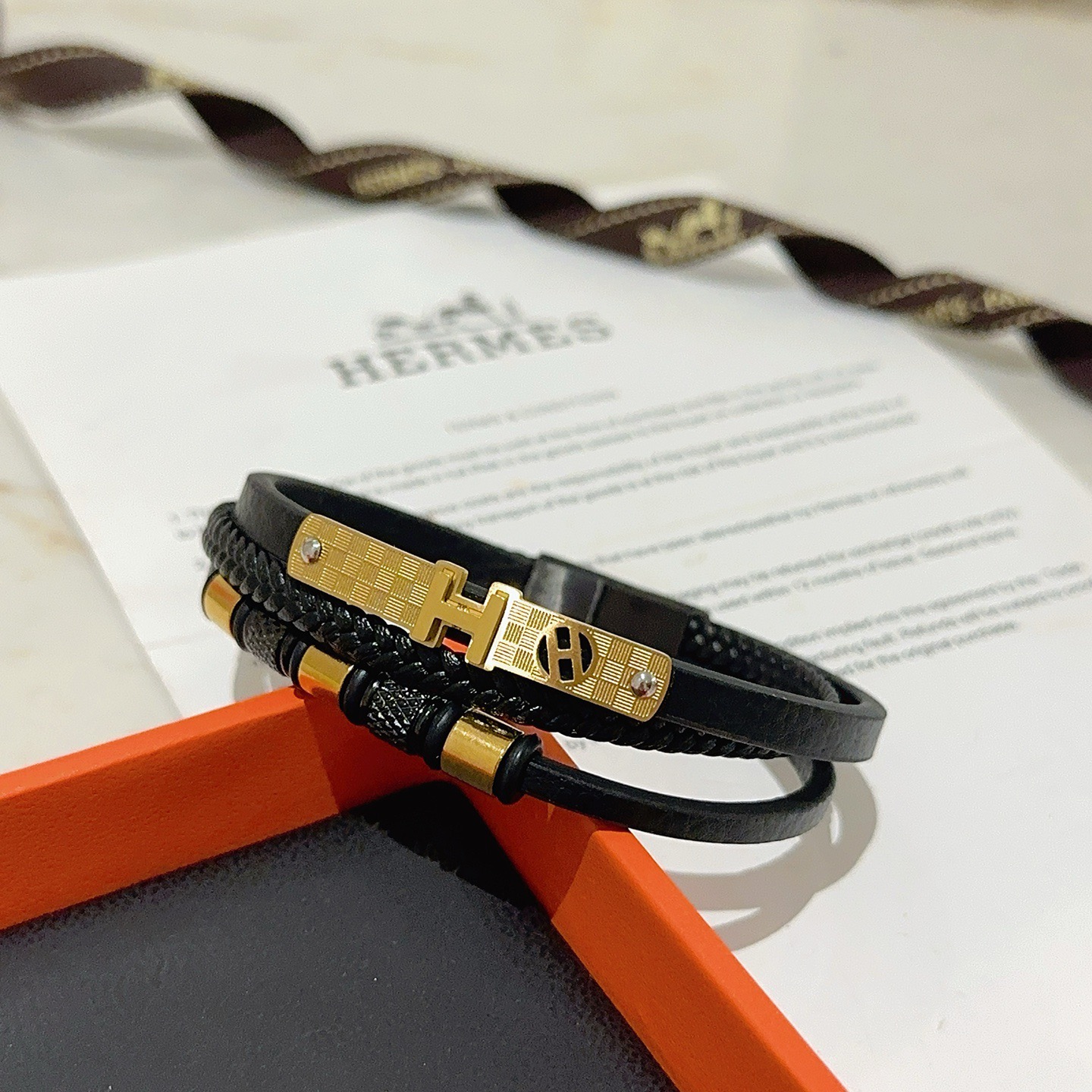 NO:678176,Batch New Product Release Hermès Leather Cord Bracelet The latest model of pure handmade leather material is of higher quality. The same style as the star Anger Forest series Hermès bracelet classic series 18k gold bracelet bracelet. The details are distressed. The non-market sand surface version. This one has been out. The best-selling model in Hermès. It is very good to match trendy clothes, high-quality jewelry, hermes, and bracelets.19860909批 新品发售 爱马仕皮绳手环最新款纯手工皮材质档次更高明星同款Anger Forest系列爱马仕手链经典款系列18k金手链手绳 细节对版做旧处理 非市面沙面版型 这款一直在出 爱马仕里面热卖款 非常好搭配潮流衣服,饰品精品,hermes,bracelet,Jewelry