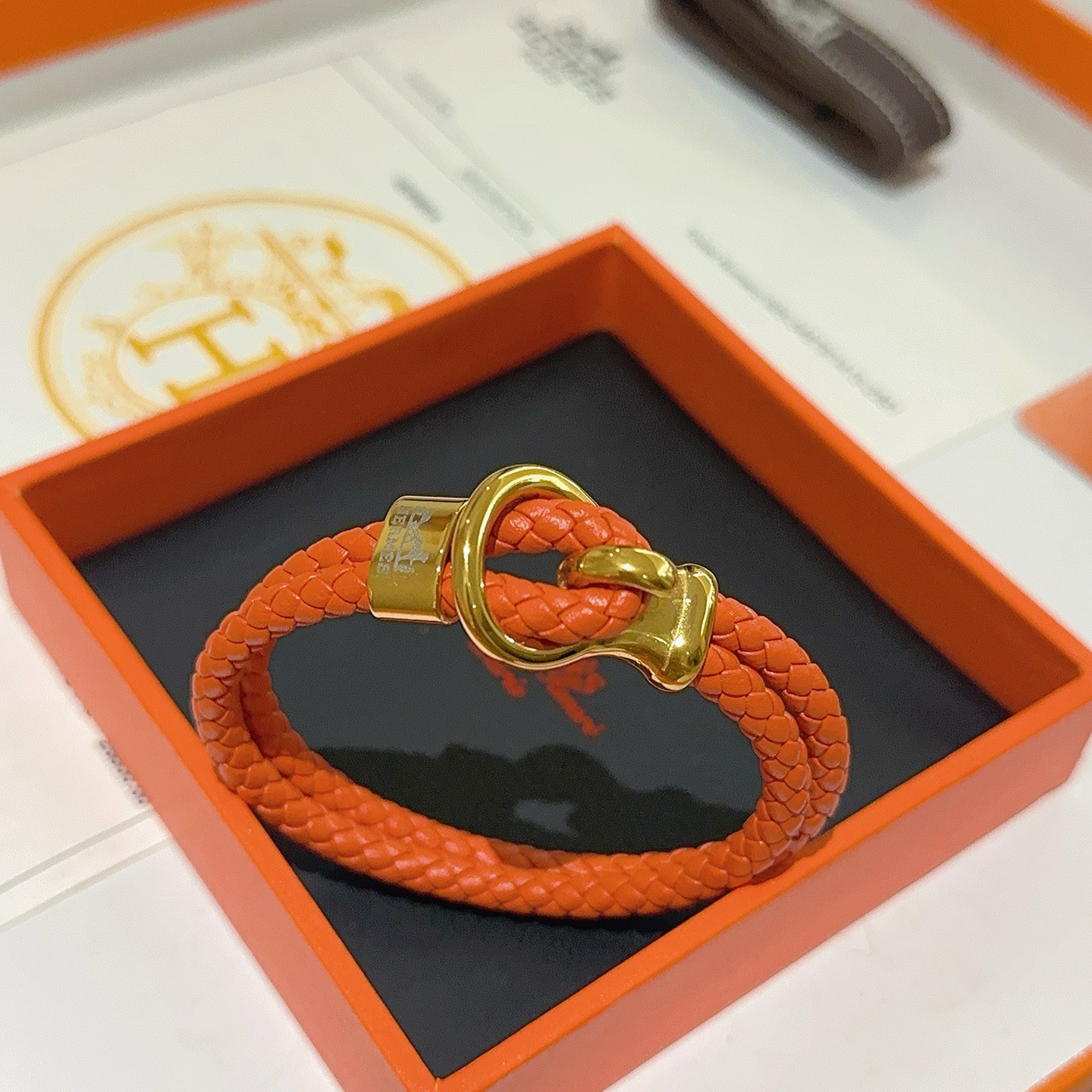 NO:678180,Batch New Product Release Hermès Leather Cord Bracelet The latest model of pure handmade leather material is of higher quality. The same style as the star Anger Forest series Hermès bracelet classic series 18k gold bracelet bracelet. Details are distressed. Non-market sand surface version. This one has been on sale. Best-selling model in Hermès. Very good to match with trendy clothes. Size 20.22cm, fine jewelry, hermes, bracelet.19860909批 新品发售 爱马仕皮绳手环最新款纯手工皮材质档次更高明星同款Anger Forest系列爱马仕手链经典款系列18k金手链手绳 细节对版做旧处理 非市面沙面版型 这款一直在出 爱马仕里面热卖款 非常好搭配潮流衣服尺寸20.22cm,饰品精品,hermes,bracelet,Jewelry