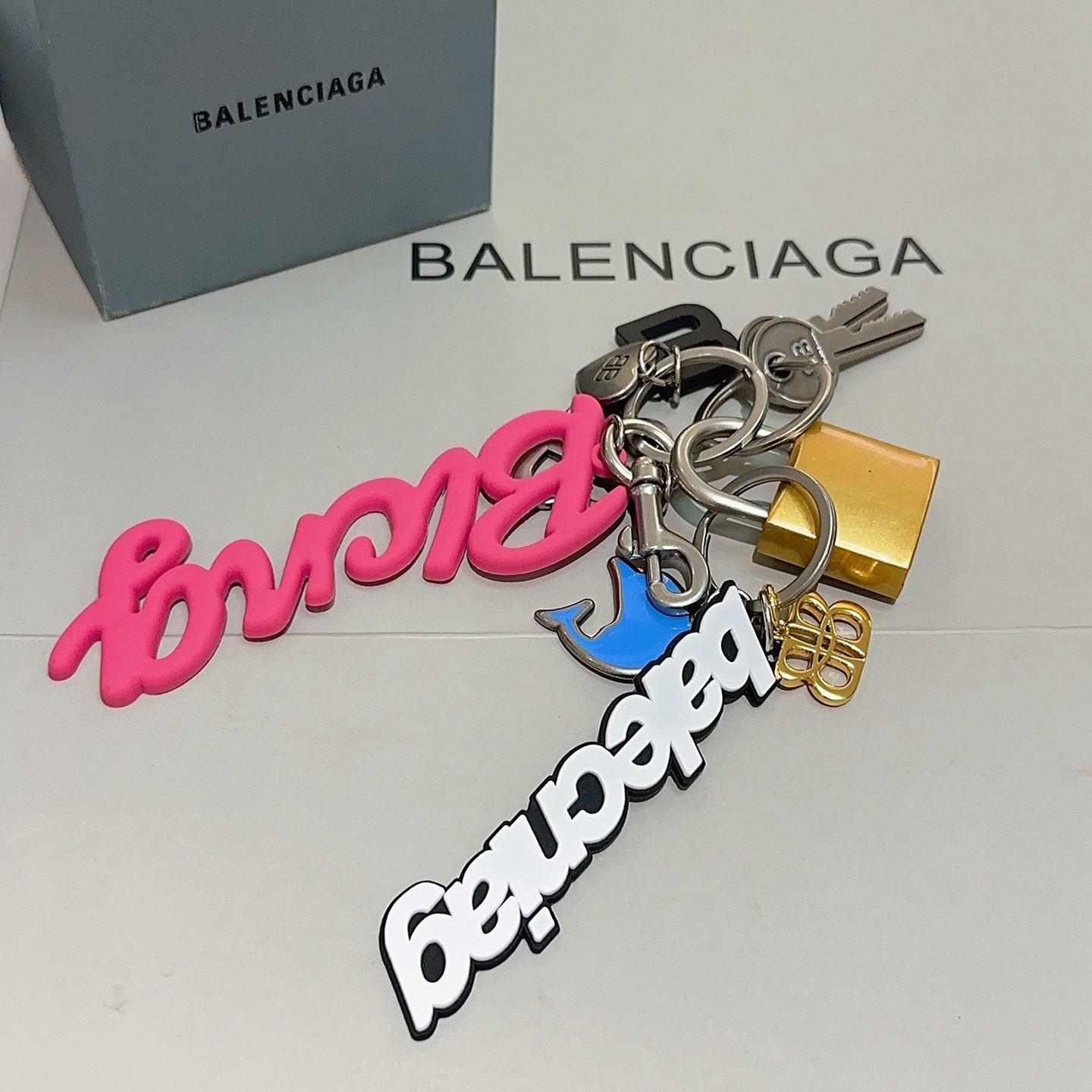 NO:678182,The first batch of new products released Balenciaga bag charm keychain Balenciaga keychain The latest bag charms are of a higher grade and are the same style as celebrities Classic co-branded design concept keychain series The details are distressed and not available in the market Glossy version This one has been on the market. The best-selling model in Balenciaga. Very good match with trendy backpacks, jewelry boutiques, balenciaga, backpacks, keychain19860909批新品发布 巴黎世家包包挂饰钥匙扣 巴黎世家钥匙扣 最新款包包挂饰档次更高明星同款 经典款联名设计理念钥匙扣系列 细节对版做旧处理 非市面亮面版型 这款一直在出 巴黎世家里面热卖款 非常好搭配潮流背包,饰品精品,balenciaga,backpacks,keychain,Jewelry