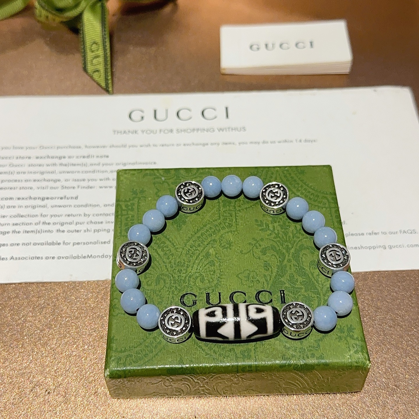 NO:678166,Batch new product release Gucci bracelets for men and women. The latest sapphire bracelets are of higher quality. Anger Forest series double-g crystal bracelets of the same style for celebrities. Size: 16-24 cm. Details are matched to the gold treatment. Non-market bright version. Non-market ordinary. This model has been released. The best-selling model in Gucci. Very good to match clothes, high-quality jewelry, gucci, bracelet, gold.19860909批 新品发布古驰手链男女同款 最新款蓝玉手链档次更高明星同款Anger Forest系列双g水晶手链 尺寸:16-24厘米 细节对版黄金处理 非市面亮面版型 非市面普通做这款一直在出 古驰里面热卖款 非常好搭配衣服,饰品精品,gucci,bracelet,gold,Jewelry