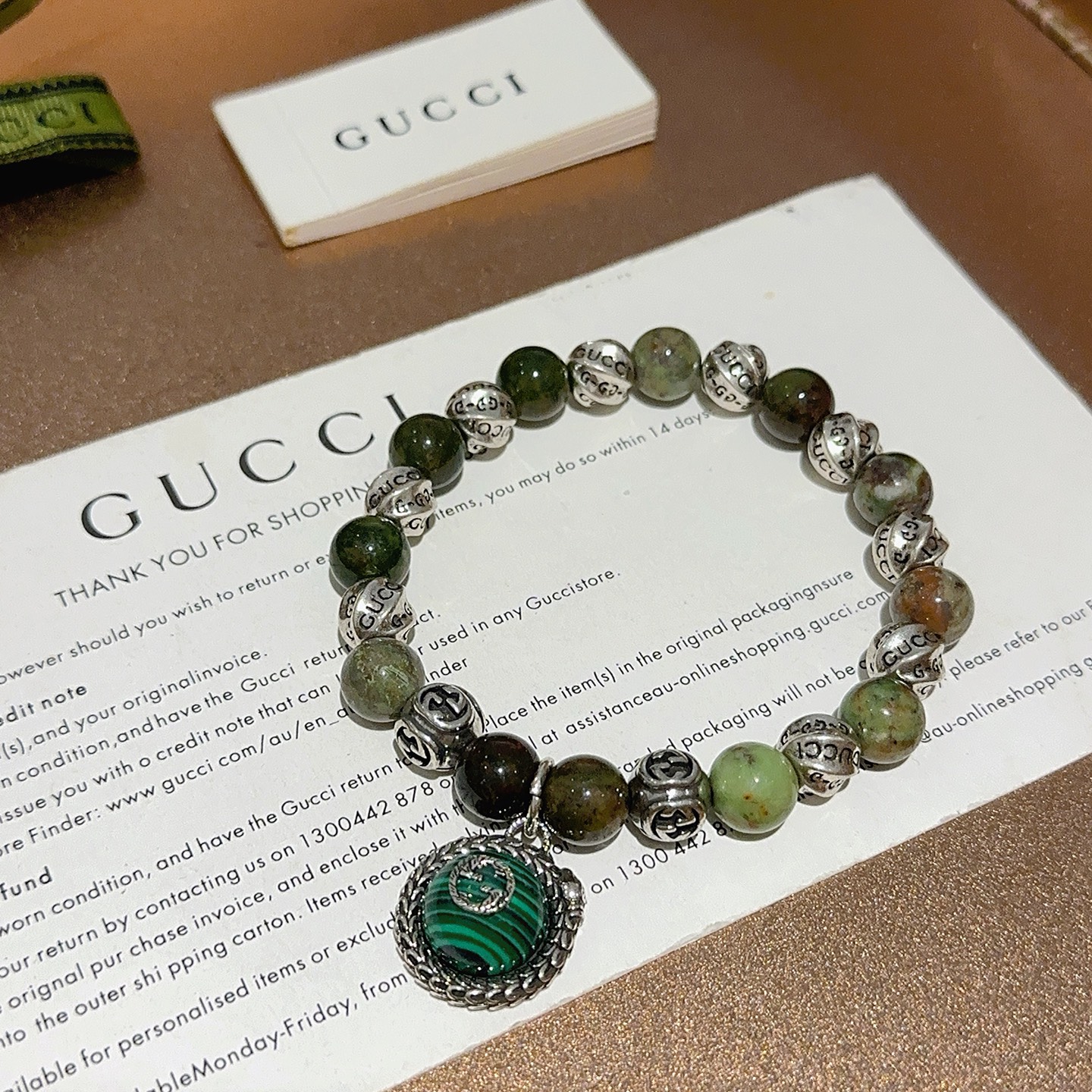 NO:678170,Batch new product release Gucci bracelets for men and women. The latest medicine king stone bracelet is of a higher grade. The same style for celebrities. Anger Forest series double g crystal bracelet. Size: 16-24 cm. Details are matched with gold processing. Non-market glossy version. Non-market ordinary. This model has been released. The best-selling model in Gucci. Very good to match clothes, jewelry boutiques, gucci, bracelet, gold.19860909批 新品发布古驰手链男女同款 最新款药王石手链档次更高明星同款Anger Forest系列双g水晶手链 尺寸:16-24厘米 细节对版黄金处理 非市面亮面版型 非市面普通做这款一直在出 古驰里面热卖款 非常好搭配衣服,饰品精品,gucci,bracelet,gold,Jewelry