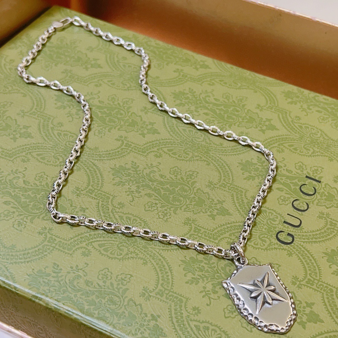 NO:678167,Batch, it’s so handsome. Gucci necklace 2026 latest chain has a higher grade. The same classic model for celebrities. Anger Forest series double G Gucci necklace. The chain length is 60 cm and the length can be changed. The details are distressed and the version is not available in the market. This type of shiny version has been out. It is a best-selling model in Gucci. It goes well with trendy clothes, high-quality jewelry, gucci, and necklaces.19860909批 太帅啦 古驰项链2026最新款链条档次更高明星同款经典款Anger Forest系列双G古驰项链 链长60厘米可改长度 细节对版做旧处理 非市面亮面版型 这款一直在出 古驰里面热卖款 非常好搭配潮流衣服,饰品精品,gucci,necklace,Jewelry