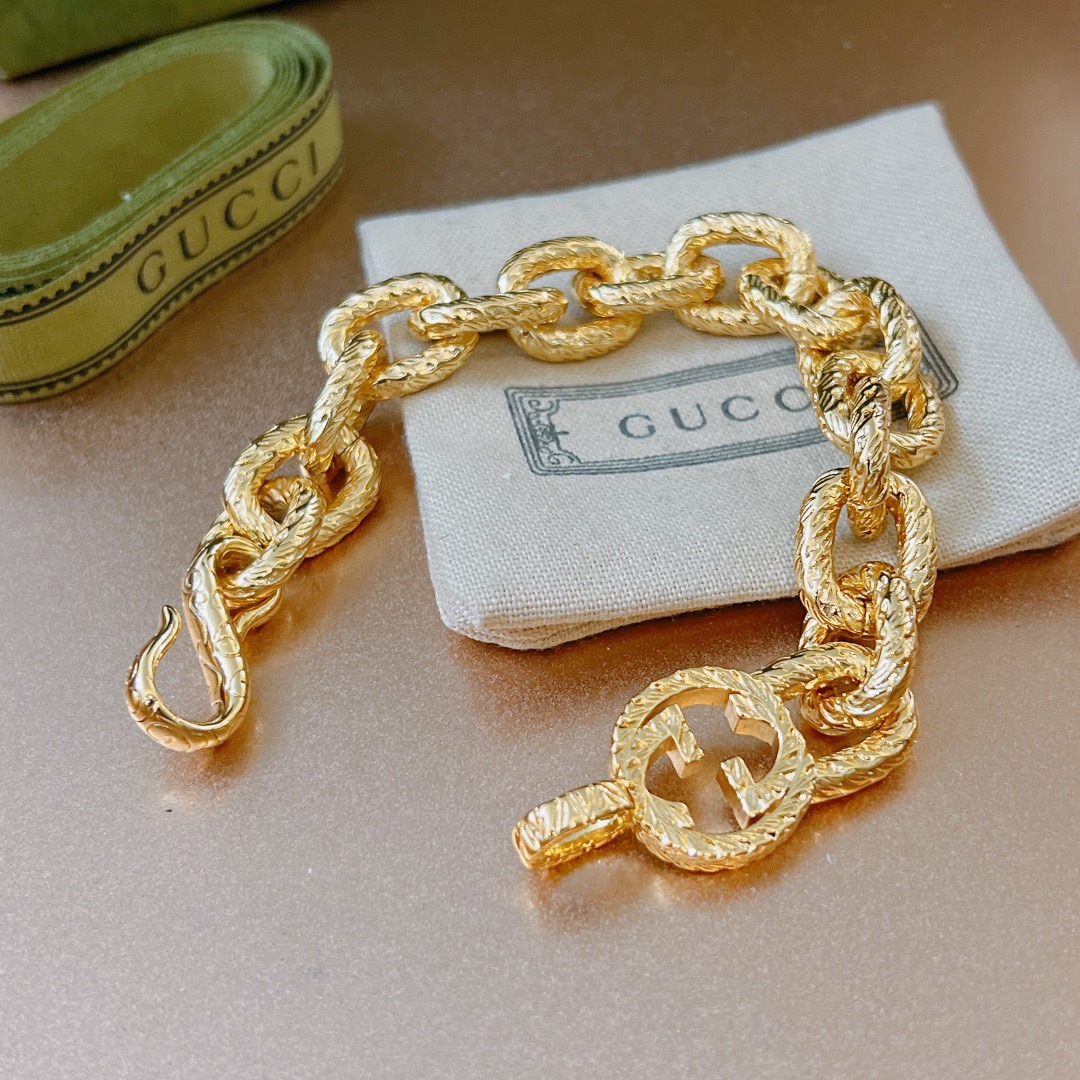 NO:678171,Batch. So handsome. The latest 2026 gold rich version bracelet. Exclusive high quality Gucci bracelet. The latest classic model. Exquisite regardless of style and texture. It is absolutely top-notch. You can understand it at a glance. Super nice. The best choice for matching clothes. The must-have artifact for men and women. The size is 18 to 24 centimeters. Boutique jewelry, gucci, gucci, bracelet, gold.19860909批.太帅啦 2026最新出炉黄金土豪版手链 独家高品质 Gucci古驰手链最新款的经典款 精致无论款式 质感 都是绝对的顶尖feel 只要看一眼就懂了超 nice 搭配衣服最佳的选择,男女同款必备神器 码数18到24公分,饰品精品,gucci,gucci,bracelet,gold,Jewelry