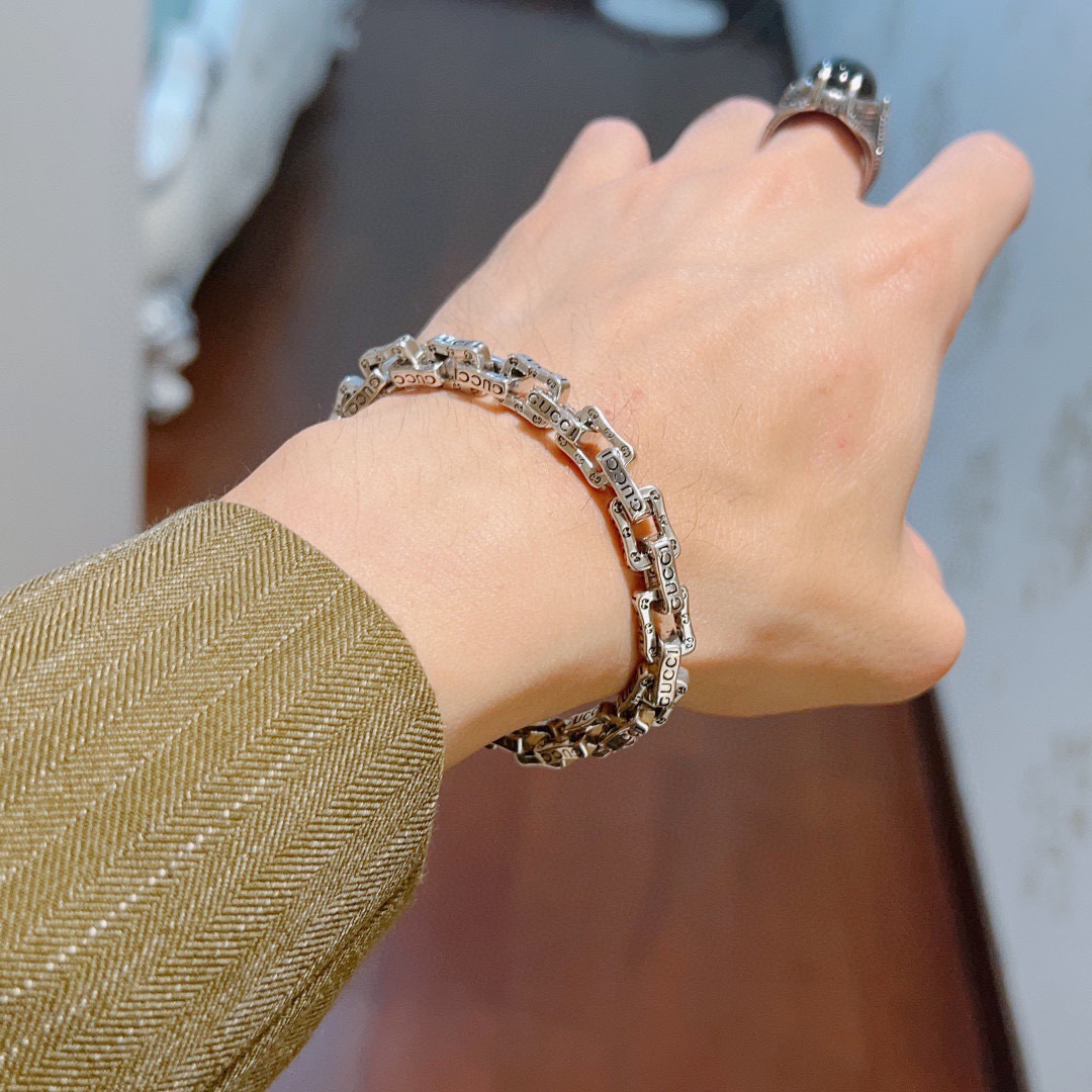 。 最新出炉🌼 Gucci古驰手链最新款的经典款 精致无论款式 质感 都是绝对的顶尖feel 只要看一眼