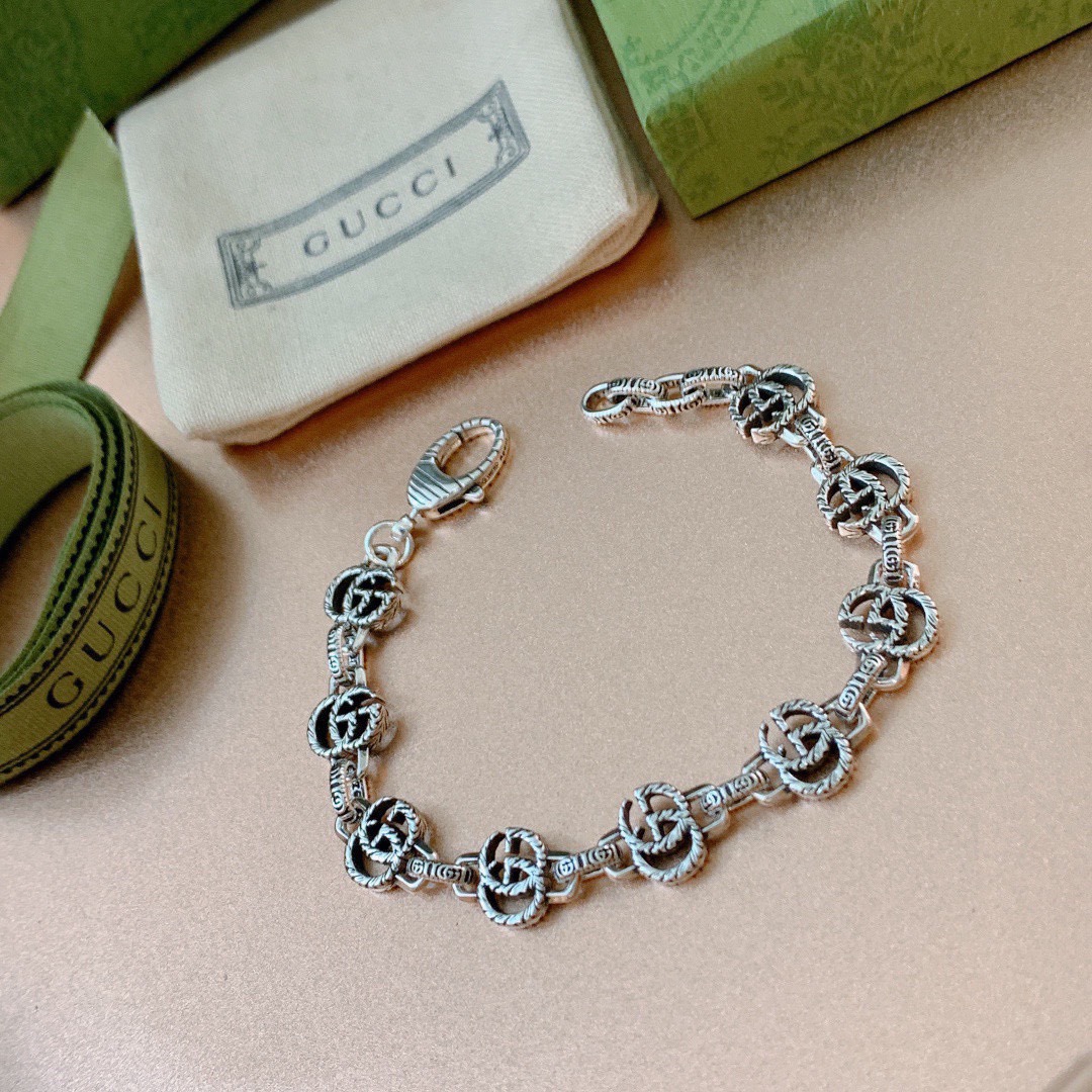 NO:678228,Batch. Gucci's latest release. Recommended series Gucci Gucci bracelets. The latest classic model. Exquisite regardless of style and texture. It is absolutely top-notch. You can understand the original logo at a glance. Super nice. The best choice for matching clothes. A must-have artifact for men and women. Code number: 16.17.18.19.20.21.22CM. It shows low-key luxury and connotation. It is a boutique jewelry, gucci, gucci, bracelet.19860909批. 古驰最新出炉 推荐系列Gucci古驰手链最新款的经典款 精致无论款式 质感 都是绝对的顶尖feel 只要看一眼就懂了原版logo 超 nice 搭配衣服最佳的选择,男女同款必备神器码数:16.17.18.19.20.21.22CM 显低调奢华有内涵,饰品精品,gucci,gucci,bracelet,Jewelry