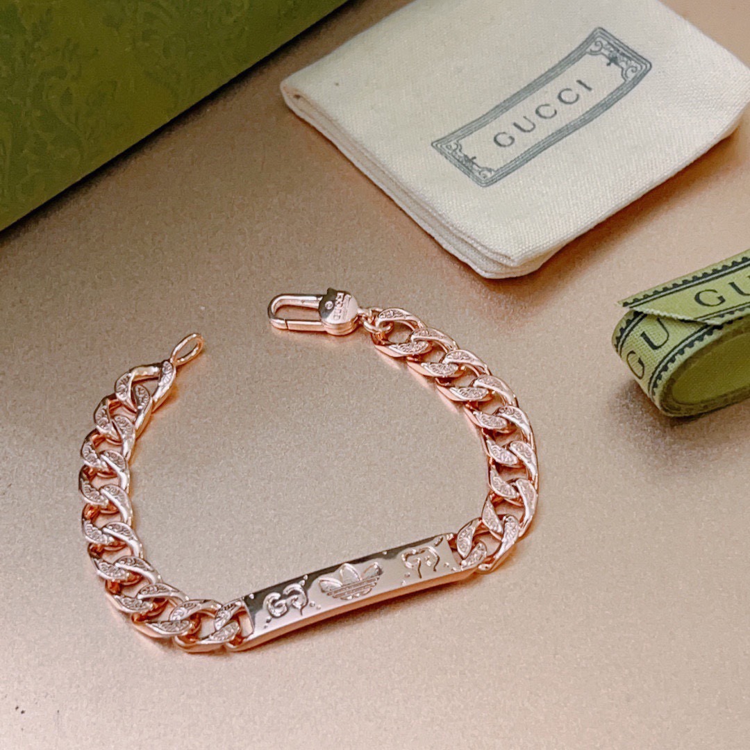 NO:678235,Batch. Newly released Gucci Gucci bracelet, the latest classic model. Exquisite regardless of style and texture, it is absolutely top-notch. You can understand the original logo at a glance. Super nice. The best choice for matching clothes. A must-have artifact for men and women. Size: 18.20.22 cm. Boutique jewelry, gucci, gucci, bracelet.19860909批. 新出炉 Gucci古驰手链最新款的经典款 精致无论款式 质感 都是绝对的顶尖feel 只要看一眼就懂了原版logo 超 nice 搭配衣服最佳的选择,男女同款必备神器 码数18.20.22厘米,饰品精品,gucci,gucci,bracelet,Jewelry