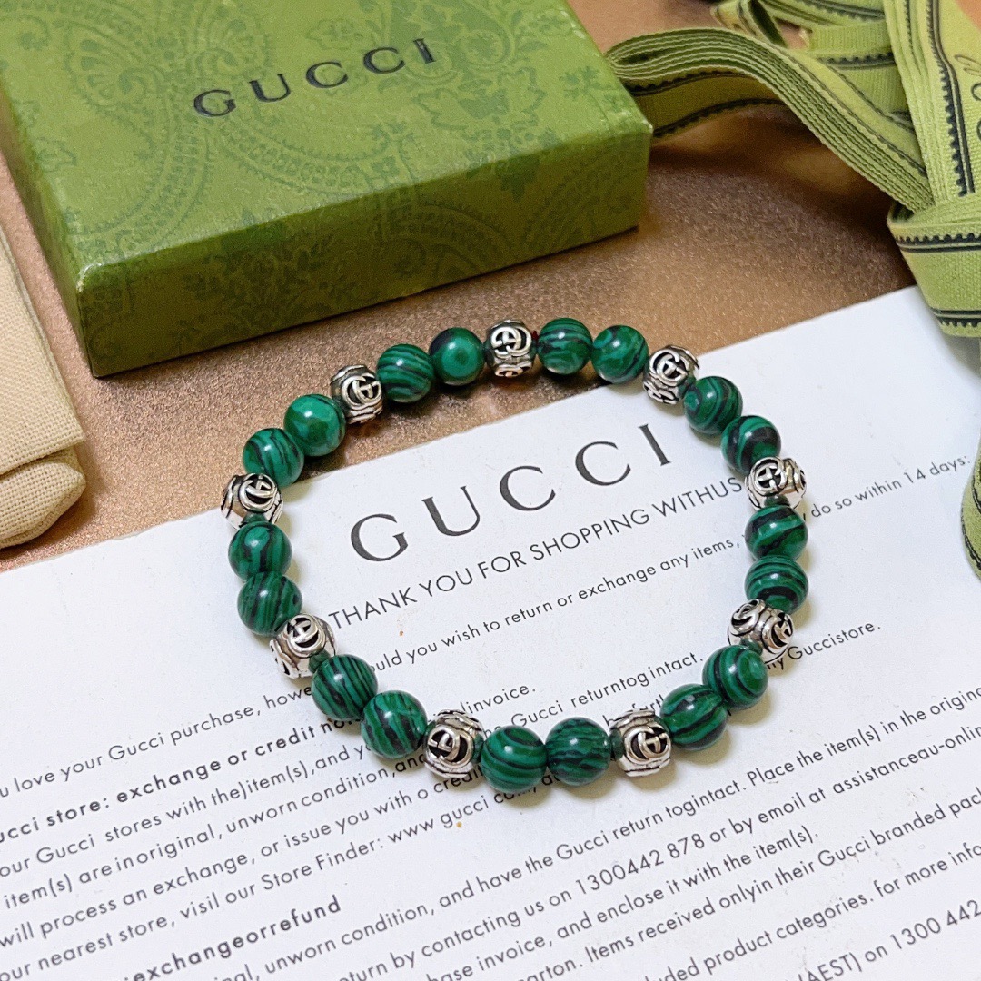 NO:678238,Batch Gucci bracelets for men and women. The latest natural green agate bracelet is of a higher grade. The same style as the Anger Forest series double G green agate bracelet for celebrities. Size: 16-24 cm. The details are distressed. The glossy version is not available in the market. This version is not commonly made in the market. It has been released. It is a best-selling model in Gucci. It goes well with clothes, fine jewelry, gucci, and bracelets.19860909批 古驰手链男女同款 最新款天然绿玛瑙手链档次更高明星同款Anger Forest系列双G绿玛瑙手链 尺寸:16-24厘米 细节对版做旧处理 非市面亮面版型 非市面普通做这款一直在出 古驰里面热卖款 非常好搭配衣服,饰品精品,gucci,bracelet,Jewelry