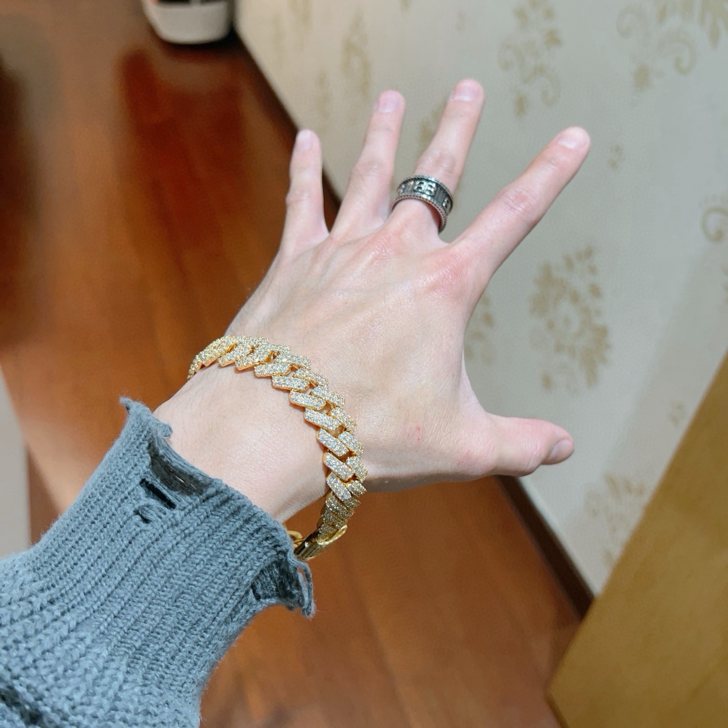 。 最新出炉满钻奢华古巴链古驰手链🌼 Gucci古驰手链最新款的经典款 精致无论款式 质感 都是绝对的顶