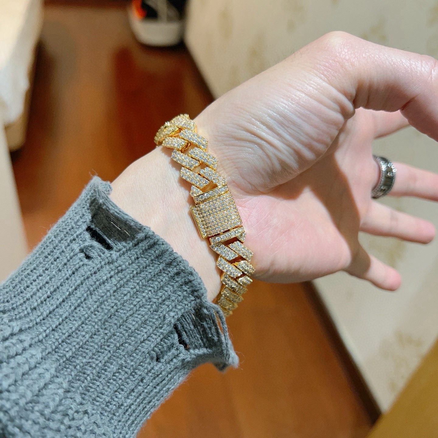 。 最新出炉满钻奢华古巴链古驰手链🌼 Gucci古驰手链最新款的经典款 精致无论款式 质感 都是绝对的顶