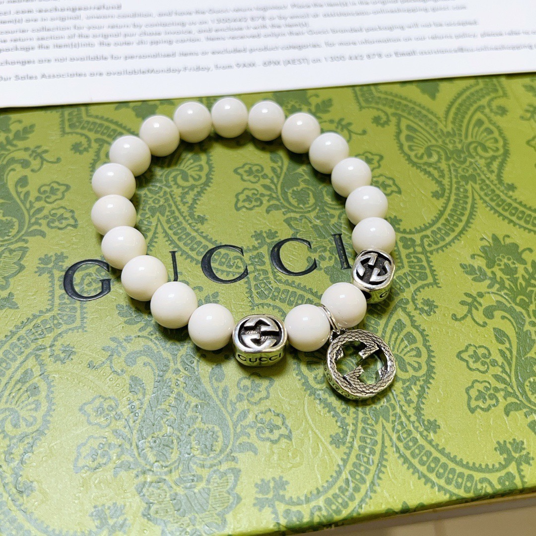 NO:678237,Batch Gucci bracelets for men and women. The latest natural stone bracelets are of higher quality. Anger Forest series double g white turtle bracelets of the same style for celebrities. Size: 16-24 cm. Details are distressed. Non-market glossy version. Non-market ordinary ones. This model has been out. Best-selling model in Gucci. Very good match with clothes, high-quality jewelry, gucci, bracelet.19860909批 古驰手链男女同款 最新款天然石手链档次更高明星同款Anger Forest系列双g白砗磲手链 尺寸:16-24厘米 细节对版做旧处理 非市面亮面版型 非市面普通做这款一直在出 古驰里面热卖款 非常好搭配衣服,饰品精品,gucci,bracelet,Jewelry