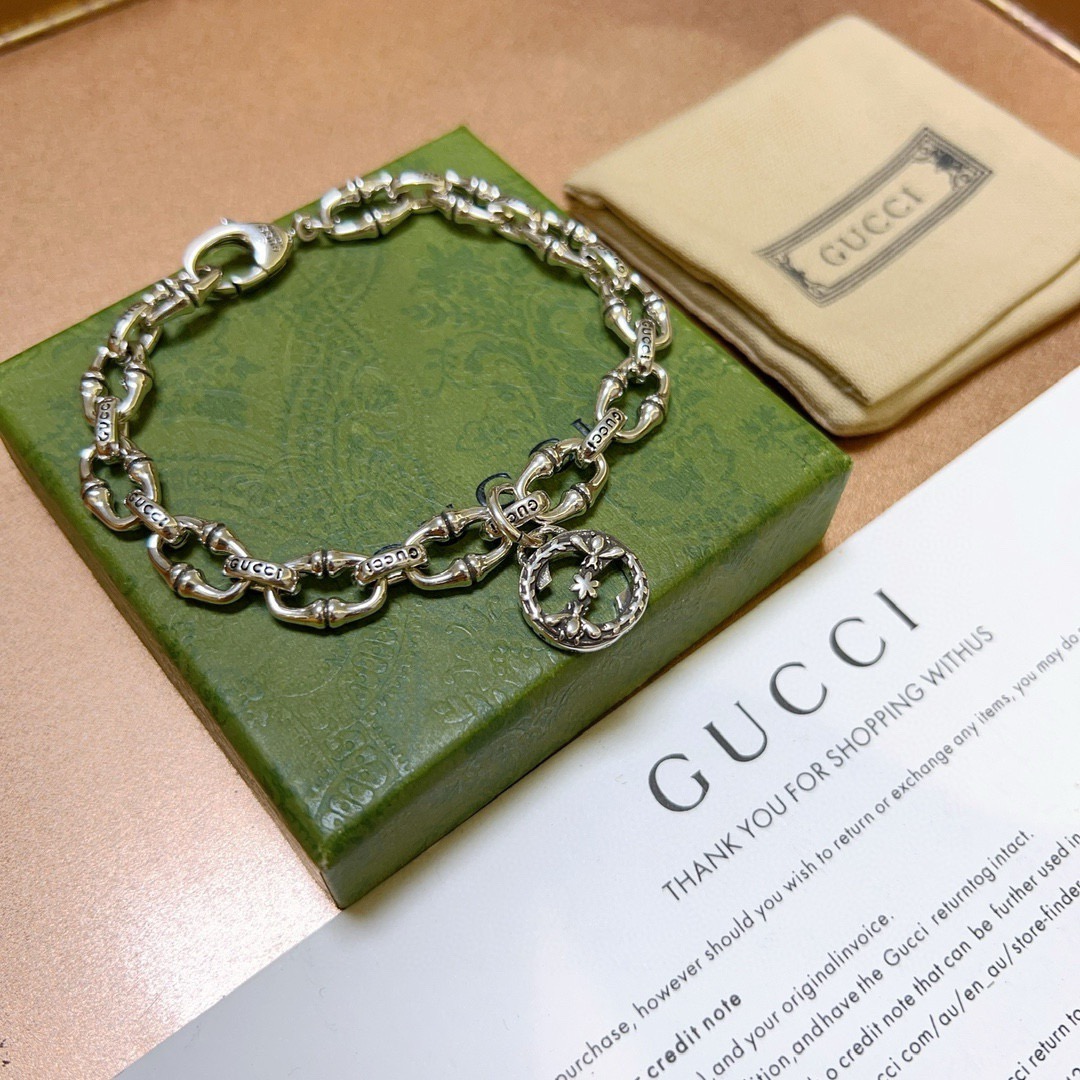 NO:678255,Batch. Newly released Gucci Gucci bracelet, the latest classic model. Exquisite regardless of style and texture, it is absolutely top-notch. You can understand the original logo at a glance. Super nice. The best choice for matching clothes. A must-have item for men and women. Size: 18.20.22.24 cm. Boutique jewelry, gucci, gucci, bracelet.19860909批. 新出炉 Gucci古驰手链最新款的经典款 精致无论款式 质感 都是绝对的顶尖feel 只要看一眼就懂了原版logo 超 nice 搭配衣服最佳的选择,男女同款必备神器 码数18.20.22.24厘米,饰品精品,gucci,gucci,bracelet,Jewelry